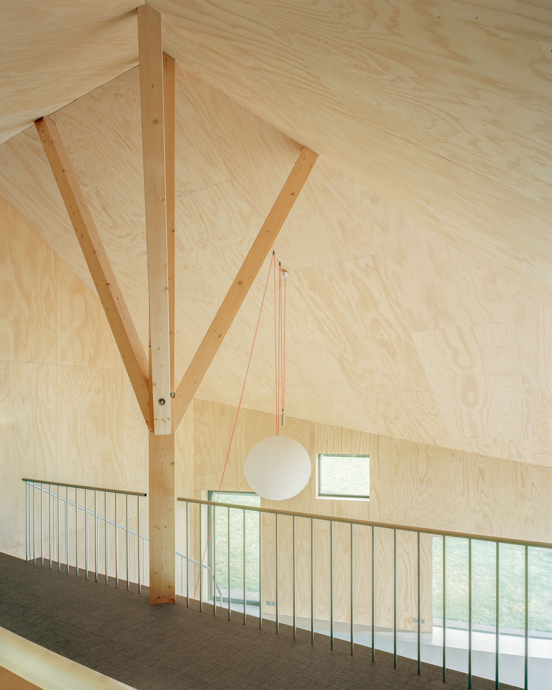 Analog architectural photography and documentation of the interior of House Machina, a single-family house in Auvergne, France, designed by Hutte.xyz. Photographed by Piotr Hraptovich, architectural photographer based in Basel, Switzerland. Analoge Architekturfotografie und Dokumentation der Innenräume von House Machina, einem Einfamilienhaus in der Auvergne, Frankreich, entworfen von Hutte.xyz. Fotografiert von Piotr Hraptovich, Architekturfotograf mit Sitz in Basel, Schweiz. 