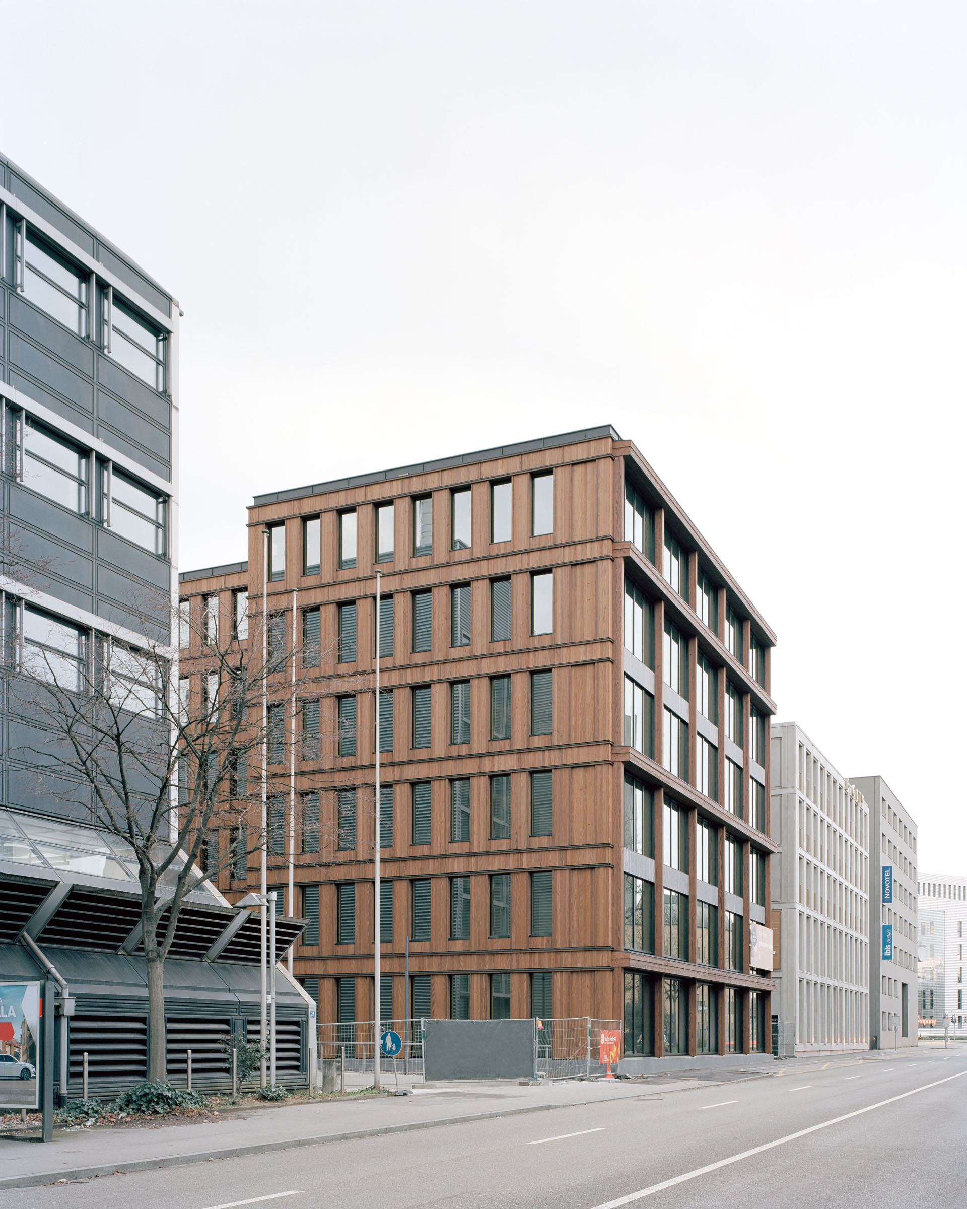 Analog architectural photography and documentation of the exterior of the office building at Grosspeterstrasse in Basel, Switzerland, designed by Diener & Diener Architects. Photographed by Piotr Hraptovich, architectural photographer based in Basel, Switzerland. Analoge Architekturfotografie und Dokumentation der Aussensicht des Bürogebäudes an der Grosspeterstrasse in Basel, Schweiz, entworfen von Diener & Diener Architects. Fotografiert von Piotr Hraptovich, Architekturfotograf mit Sitz in Basel, Schweiz. 