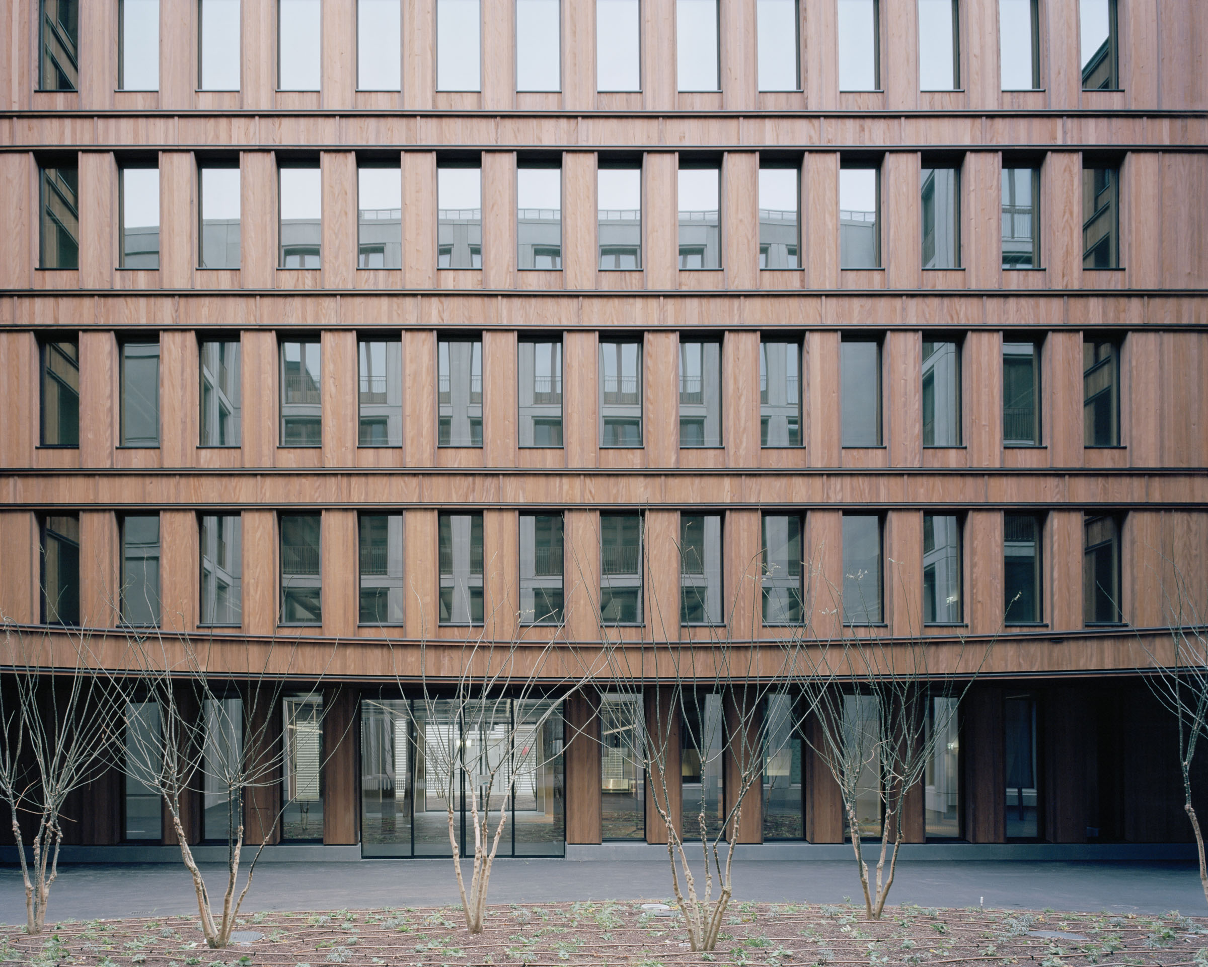 Analog architectural photography and documentation of the exterior of the office building at Grosspeterstrasse in Basel, Switzerland, designed by Diener & Diener Architects. Photographed by Piotr Hraptovich, architectural photographer based in Basel, Switzerland. Analoge Architekturfotografie und Dokumentation der Aussensicht des Bürogebäudes an der Grosspeterstrasse in Basel, Schweiz, entworfen von Diener & Diener Architects. Fotografiert von Piotr Hraptovich, Architekturfotograf mit Sitz in Basel, Schweiz. 