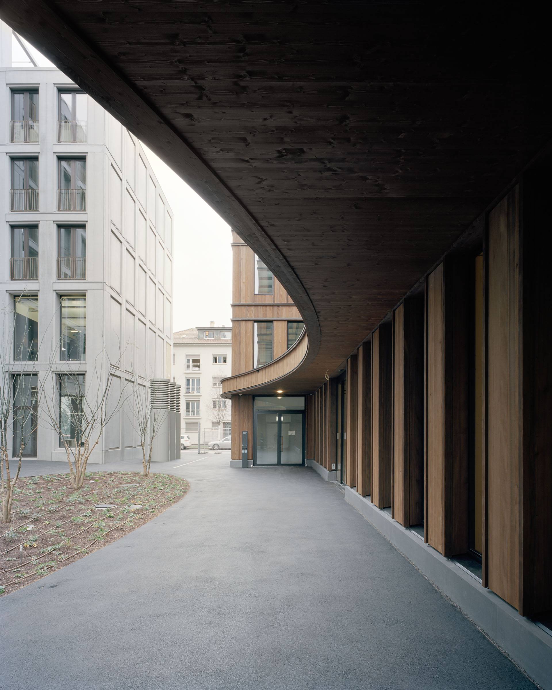 Analog architectural photography and documentation of the exterior of the office building at Grosspeterstrasse in Basel, Switzerland, designed by Diener & Diener Architects. Photographed by Piotr Hraptovich, architectural photographer based in Basel, Switzerland. Analoge Architekturfotografie und Dokumentation der Aussensicht des Bürogebäudes an der Grosspeterstrasse in Basel, Schweiz, entworfen von Diener & Diener Architects. Fotografiert von Piotr Hraptovich, Architekturfotograf mit Sitz in Basel, Schweiz. 