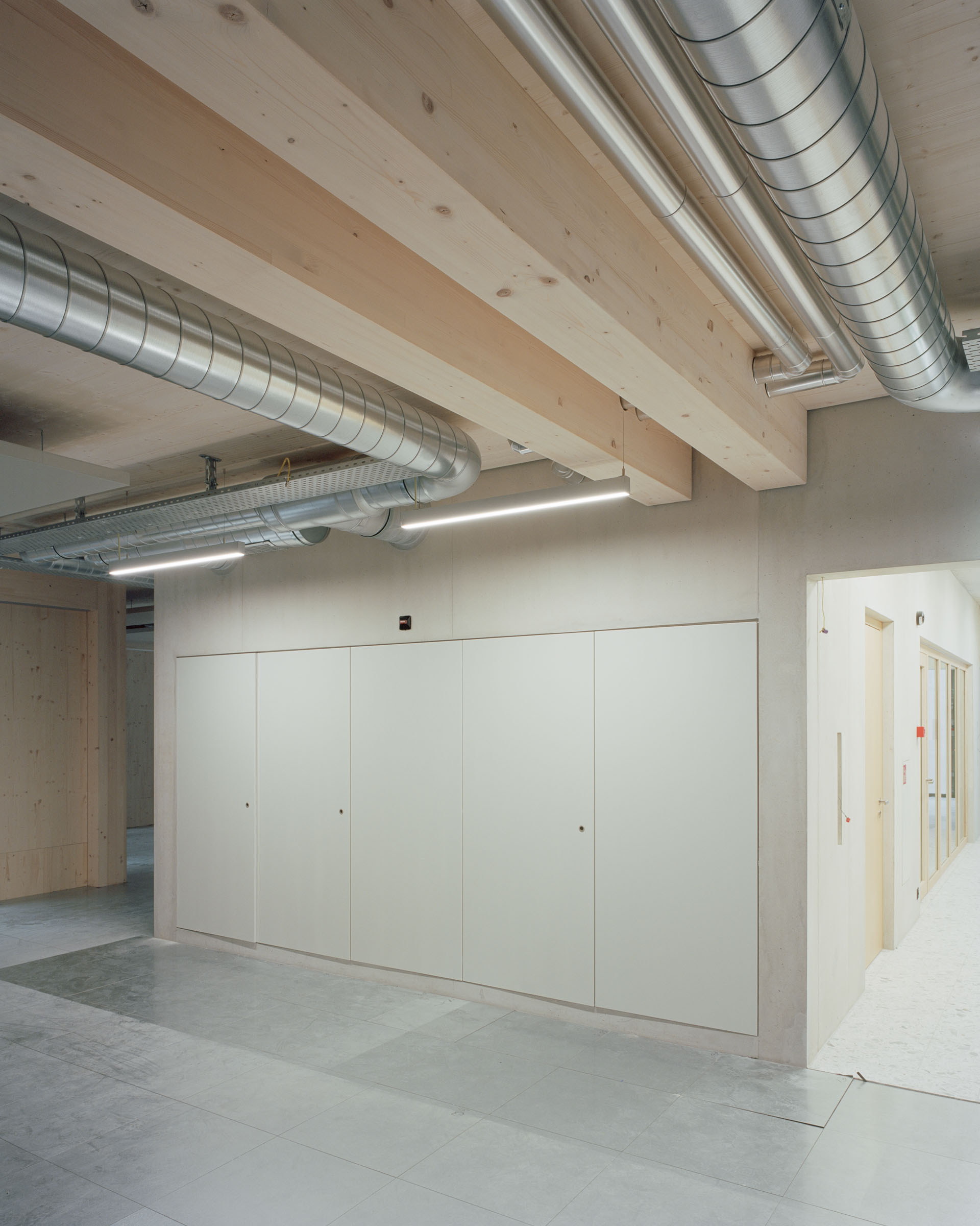 Analog architectural photography and documentation of the interior of the office building at Grosspeterstrasse in Basel, Switzerland, designed by Diener & Diener Architects. Photographed by Piotr Hraptovich, architectural photographer based in Basel, Switzerland. Analoge Architekturfotografie und Dokumentation der Innenräume des Bürogebäudes an der Grosspeterstrasse in Basel, Schweiz, entworfen von Diener & Diener Architects. Fotografiert von Piotr Hraptovich, Architekturfotograf mit Sitz in Basel, Schweiz. 