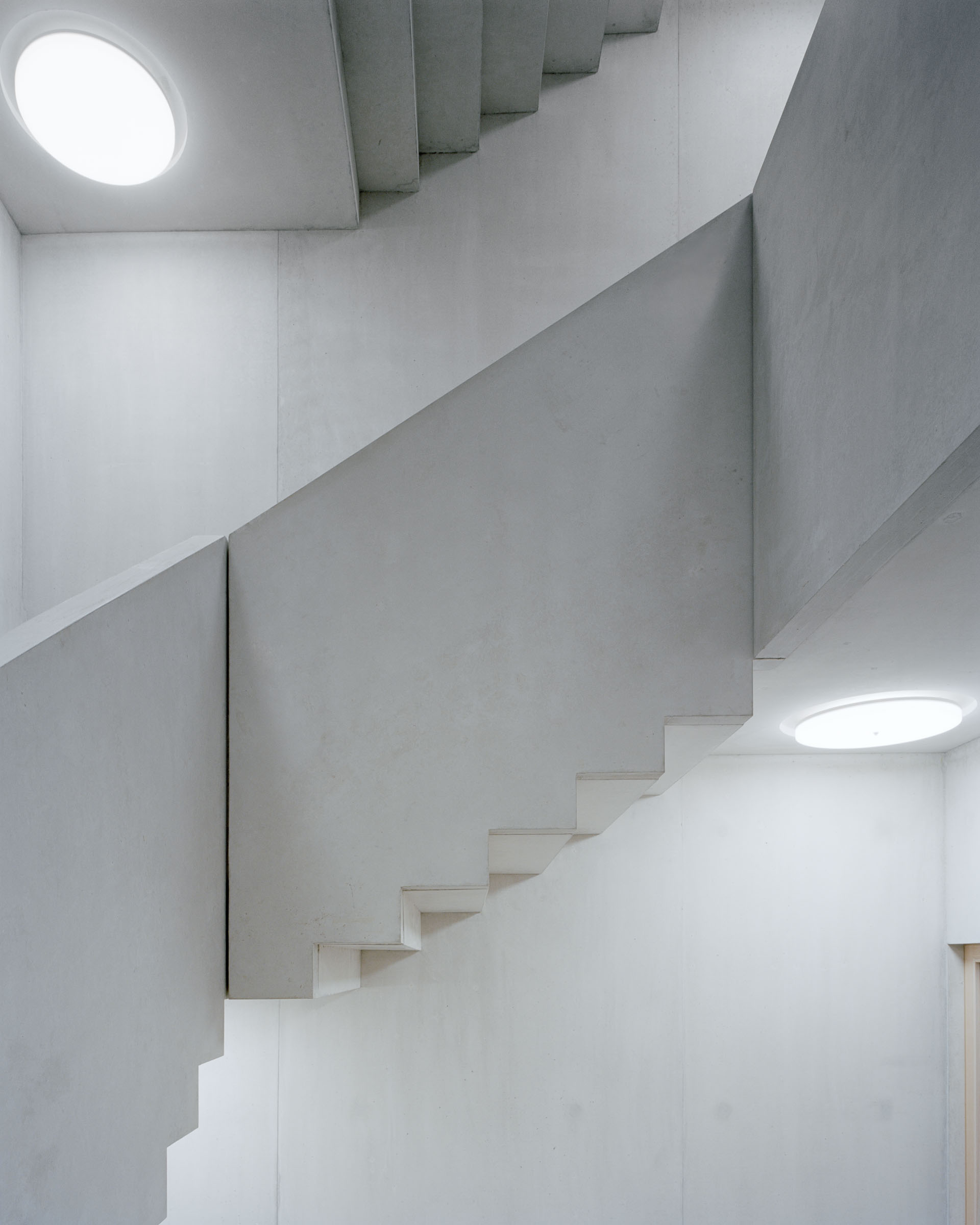 Analog architectural photography and documentation of the interior of the office building at Grosspeterstrasse in Basel, Switzerland, designed by Diener & Diener Architects. Photographed by Piotr Hraptovich, architectural photographer based in Basel, Switzerland. Analoge Architekturfotografie und Dokumentation der Innenräume des Bürogebäudes an der Grosspeterstrasse in Basel, Schweiz, entworfen von Diener & Diener Architects. Fotografiert von Piotr Hraptovich, Architekturfotograf mit Sitz in Basel, Schweiz. 