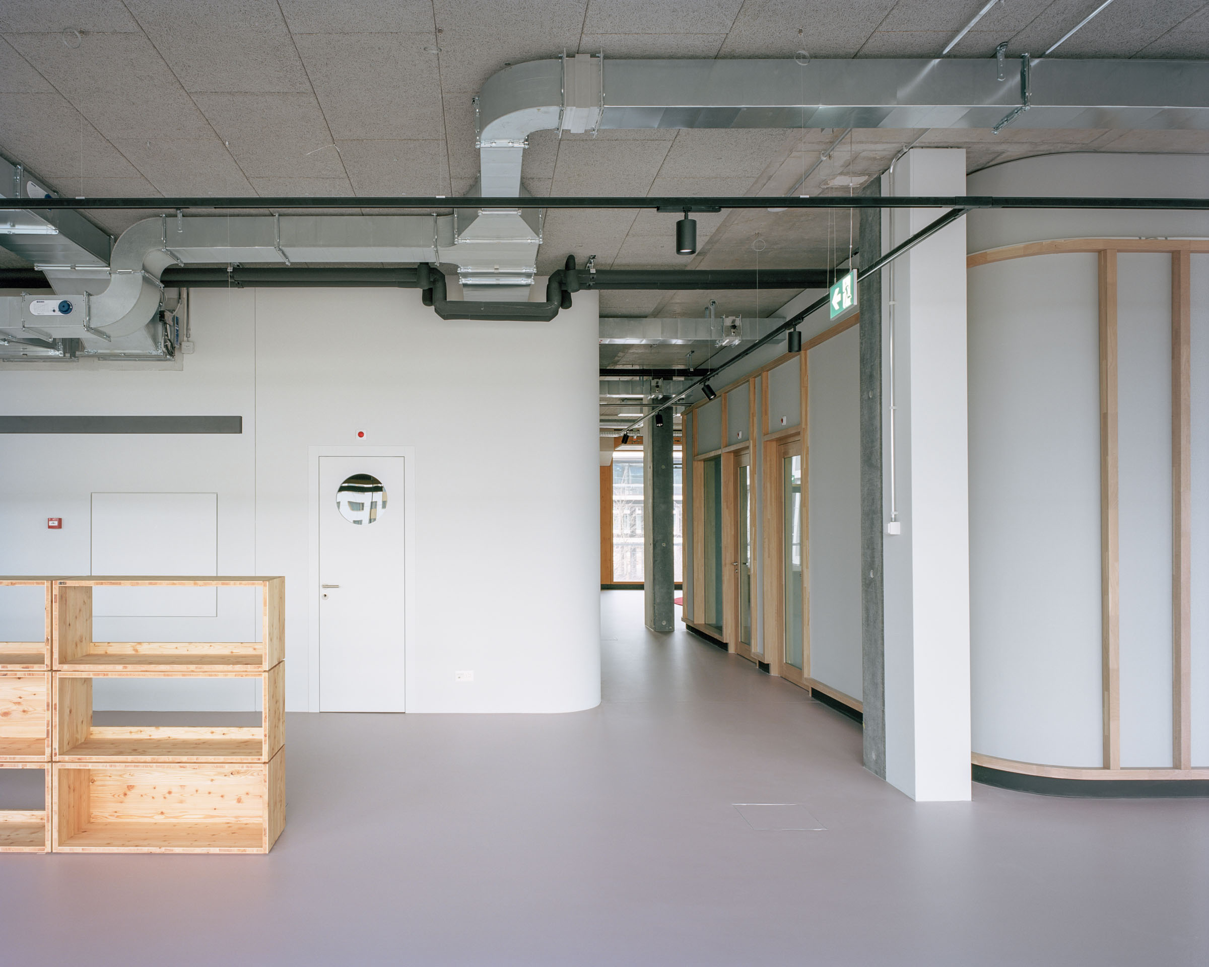 Analog architectural photography and documentation of the interior of Arcondis Headquarters, an open-office workspace in Basel, Switzerland. Designed by Sedano Architecture in collaboration with Studio Beat Egli, the project preserves the raw concrete and wood materiality of the Herzog & de Meuron building, creating a space that fosters collaboration and continuity between interior and exterior. Photographed by Piotr Hraptovich, architectural photographer based in Basel, Switzerland. Analoge Architekturfotografie und Dokumentation der Innenräume des Arcondis Headquarters, einem Open-Office-Arbeitsplatz in Basel, Schweiz. Entworfen von Sedano Architecture in Zusammenarbeit mit Studio Beat Egli, bewahrt das Projekt die rohe Materialität von Beton und Holz des Herzog & de Meuron Gebäudes und schafft einen Raum, der Zusammenarbeit und Kontinuität zwischen Innen- und Aussenraum fördert. Fotografiert von Piotr Hraptovich, Architekturfotograf mit Sitz in Basel, Schweiz. 
