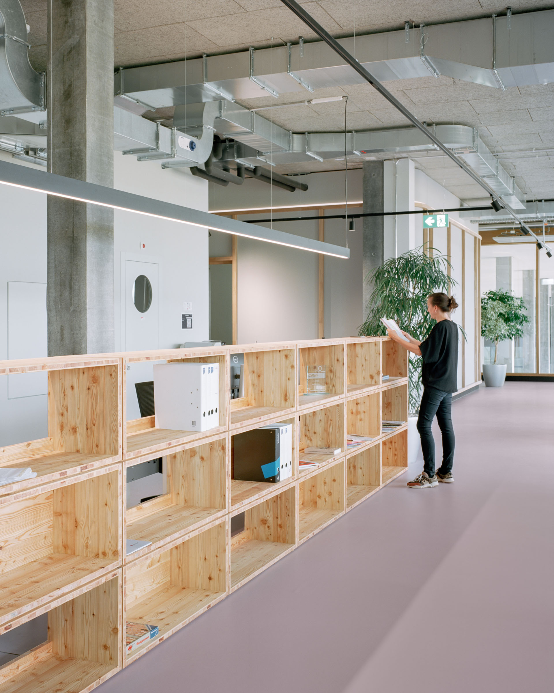 Analog architectural photography and documentation of the interior of Arcondis Headquarters, an open-office workspace in Basel, Switzerland. Designed by Sedano Architecture in collaboration with Studio Beat Egli, the project preserves the raw concrete and wood materiality of the Herzog & de Meuron building, creating a space that fosters collaboration and continuity between interior and exterior. Photographed by Piotr Hraptovich, architectural photographer based in Basel, Switzerland. Analoge Architekturfotografie und Dokumentation der Innenräume des Arcondis Headquarters, einem Open-Office-Arbeitsplatz in Basel, Schweiz. Entworfen von Sedano Architecture in Zusammenarbeit mit Studio Beat Egli, bewahrt das Projekt die rohe Materialität von Beton und Holz des Herzog & de Meuron Gebäudes und schafft einen Raum, der Zusammenarbeit und Kontinuität zwischen Innen- und Aussenraum fördert. Fotografiert von Piotr Hraptovich, Architekturfotograf mit Sitz in Basel, Schweiz. 