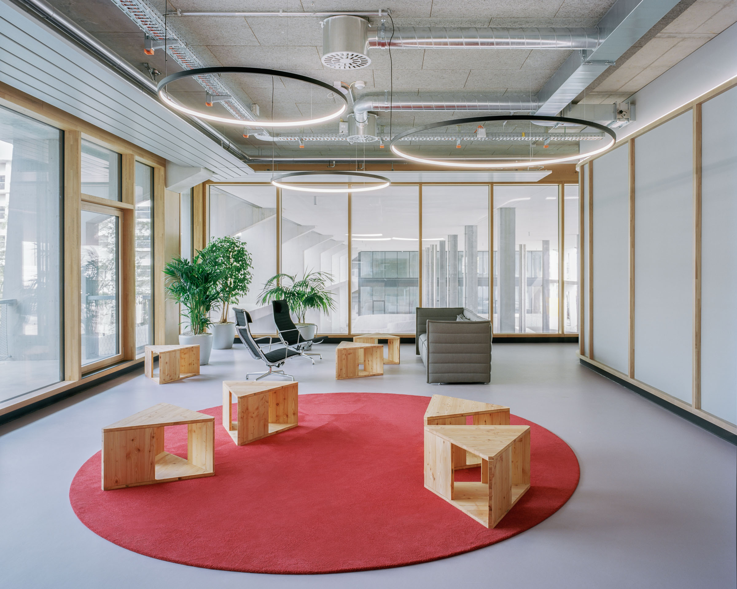 Analog architectural photography and documentation of the interior of Arcondis Headquarters, an open-office workspace in Basel, Switzerland. Designed by Sedano Architecture in collaboration with Studio Beat Egli, the project preserves the raw concrete and wood materiality of the Herzog & de Meuron building, creating a space that fosters collaboration and continuity between interior and exterior. Photographed by Piotr Hraptovich, architectural photographer based in Basel, Switzerland. Analoge Architekturfotografie und Dokumentation der Innenräume des Arcondis Headquarters, einem Open-Office-Arbeitsplatz in Basel, Schweiz. Entworfen von Sedano Architecture in Zusammenarbeit mit Studio Beat Egli, bewahrt das Projekt die rohe Materialität von Beton und Holz des Herzog & de Meuron Gebäudes und schafft einen Raum, der Zusammenarbeit und Kontinuität zwischen Innen- und Aussenraum fördert. Fotografiert von Piotr Hraptovich, Architekturfotograf mit Sitz in Basel, Schweiz. 