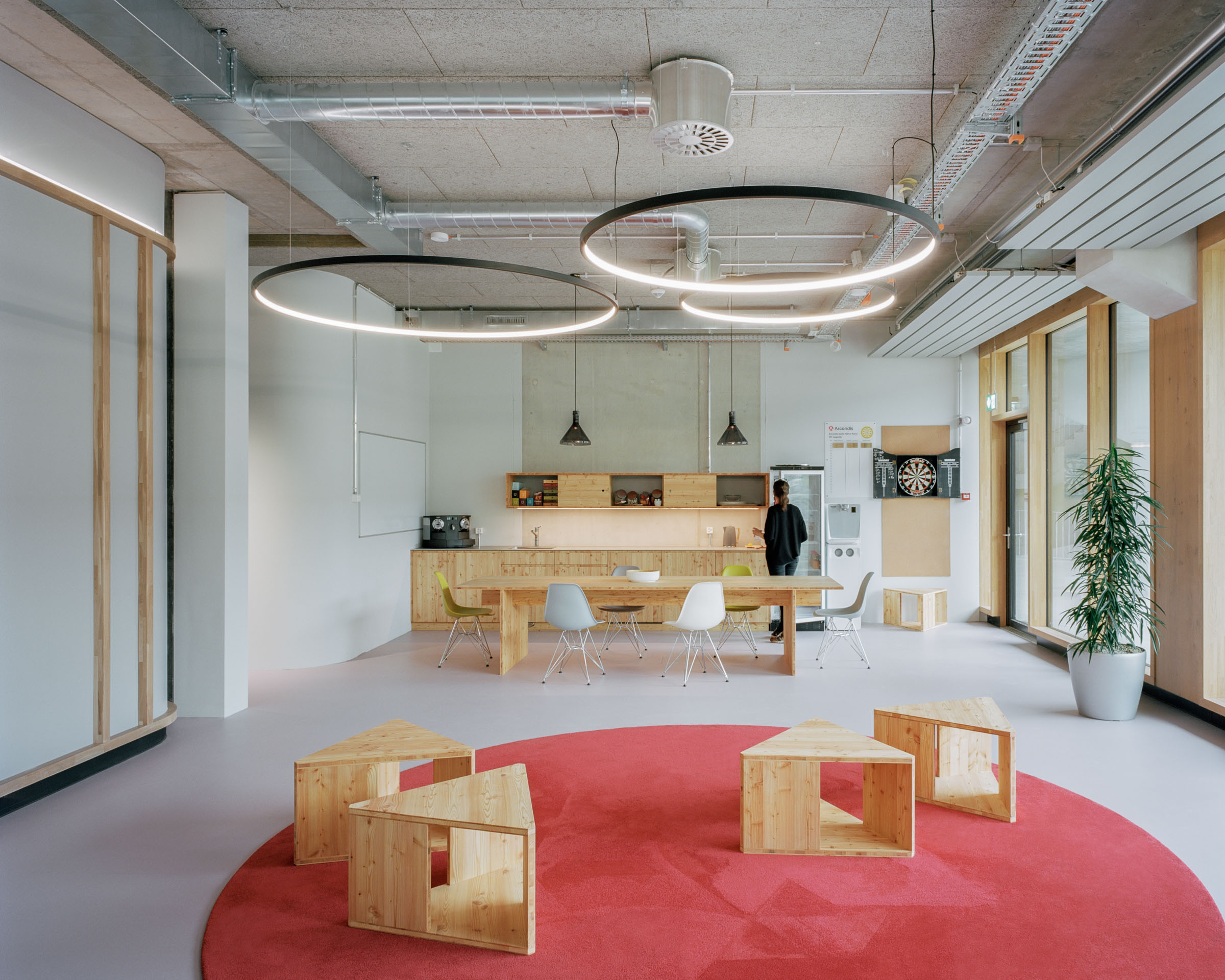 Analog architectural photography and documentation of the interior of Arcondis Headquarters, an open-office workspace in Basel, Switzerland. Designed by Sedano Architecture in collaboration with Studio Beat Egli, the project preserves the raw concrete and wood materiality of the Herzog & de Meuron building, creating a space that fosters collaboration and continuity between interior and exterior. Photographed by Piotr Hraptovich, architectural photographer based in Basel, Switzerland. Analoge Architekturfotografie und Dokumentation der Innenräume des Arcondis Headquarters, einem Open-Office-Arbeitsplatz in Basel, Schweiz. Entworfen von Sedano Architecture in Zusammenarbeit mit Studio Beat Egli, bewahrt das Projekt die rohe Materialität von Beton und Holz des Herzog & de Meuron Gebäudes und schafft einen Raum, der Zusammenarbeit und Kontinuität zwischen Innen- und Aussenraum fördert. Fotografiert von Piotr Hraptovich, Architekturfotograf mit Sitz in Basel, Schweiz. 