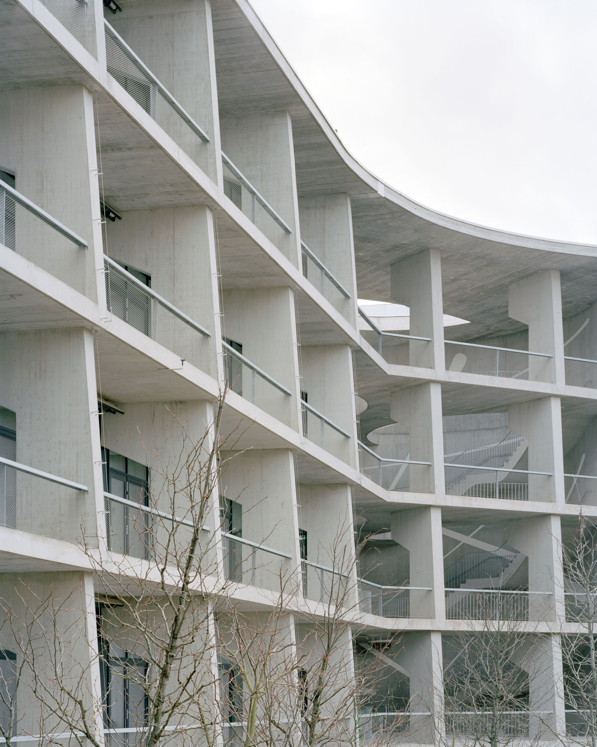 Analog architectural photography and documentation of the exterior of the Switzerland Innovation Park Basel Area (SIP) in Allschwil, Switzerland, designed by Herzog & de Meuron. Photographed by Piotr Hraptovich, architectural photographer based in Basel, Switzerland. Analoge Architekturfotografie und Dokumentation der Aussensicht des Switzerland Innovation Park Basel Area (SIP) in Allschwil, Schweiz, entworfen von Herzog & de Meuron. Fotografiert von Piotr Hraptovich, Architekturfotograf mit Sitz in Basel, Schweiz. 