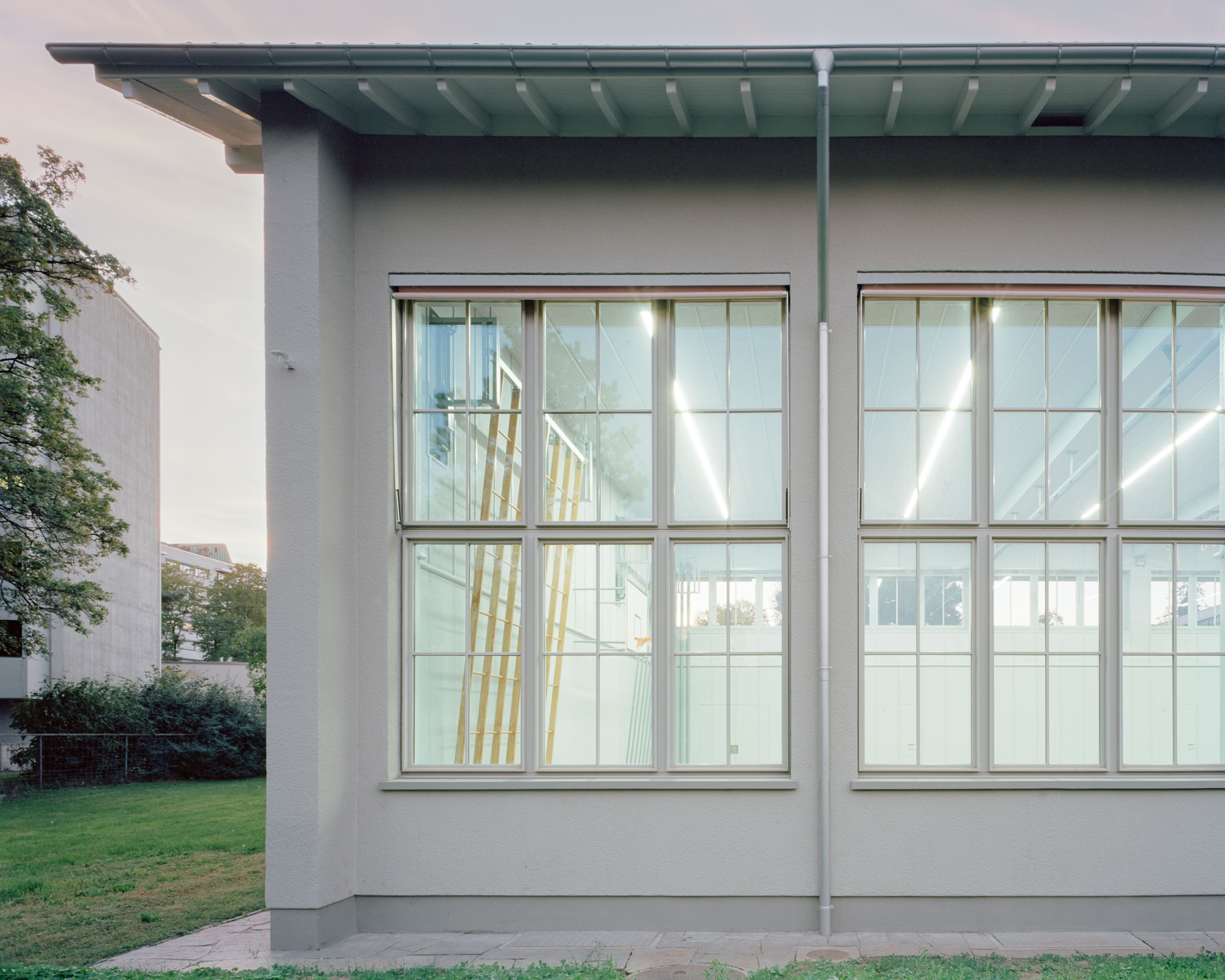 Analog architectural photography and documentation of the exterior façade of the Gellert School Complex in Basel, Switzerland, designed by MET Architects. Photographed by Piotr Hraptovich, architectural photographer based in Basel, Switzerland. Analoge Architekturfotografie und Dokumentation der Aussenfassade der Schulanlage Gellert in Basel, Schweiz, entworfen von MET Architects. Fotografiert von Piotr Hraptovich, Architekturfotograf mit Sitz in Basel, Schweiz. 