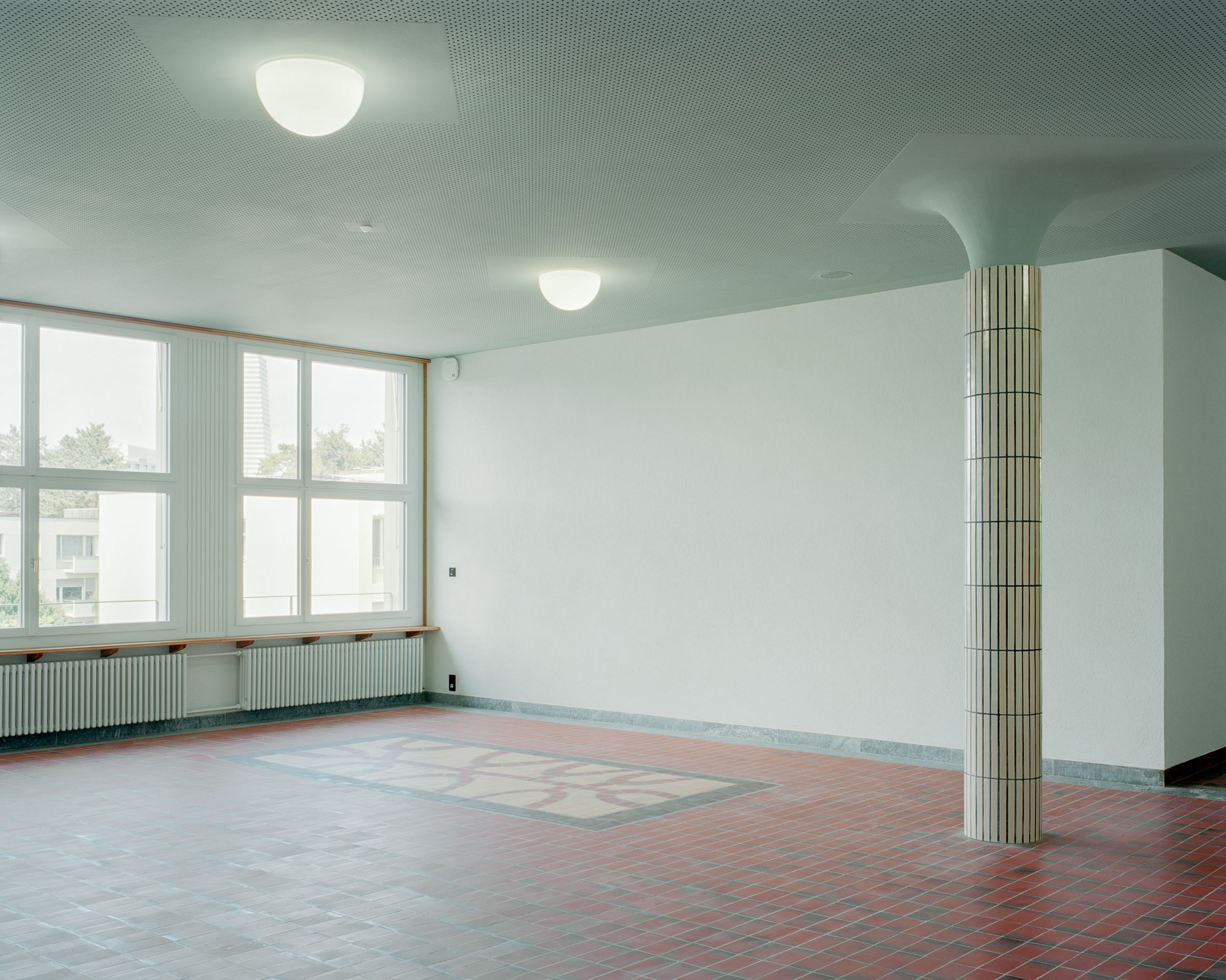 Analog architectural photography and documentation of the interior spaces of the Gellert School Complex in Basel, Switzerland, designed by MET Architects. Photographed by Piotr Hraptovich, architectural photographer based in Basel, Switzerland. Analoge Architekturfotografie und Dokumentation der Innenräume der Schulanlage Gellert in Basel, Schweiz, entworfen von MET Architects. Fotografiert von Piotr Hraptovich, Architekturfotograf mit Sitz in Basel, Schweiz. 