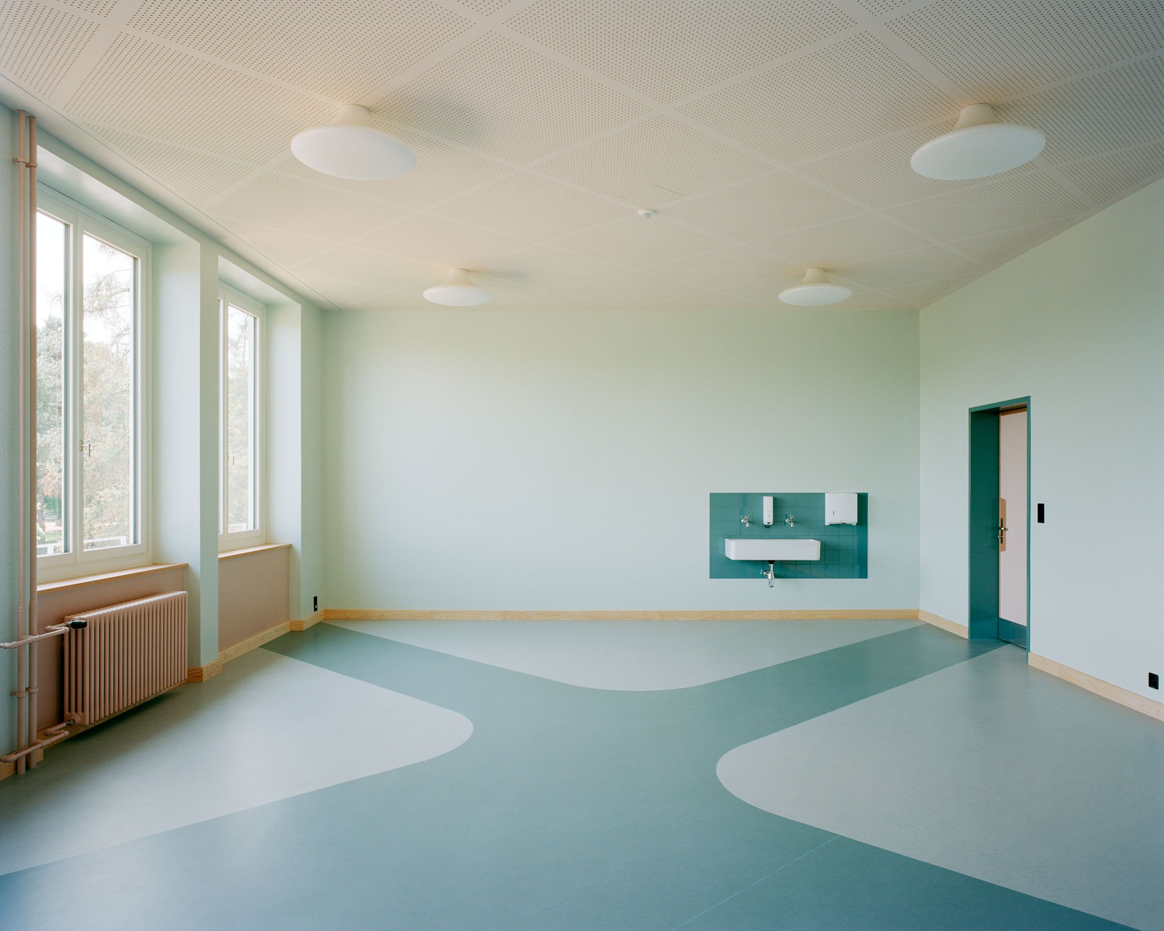 Analog architectural photography and documentation of the interior spaces of the Gellert School Complex in Basel, Switzerland, designed by MET Architects. Photographed by Piotr Hraptovich, architectural photographer based in Basel, Switzerland. Analoge Architekturfotografie und Dokumentation der Innenräume der Schulanlage Gellert in Basel, Schweiz, entworfen von MET Architects. Fotografiert von Piotr Hraptovich, Architekturfotograf mit Sitz in Basel, Schweiz. 