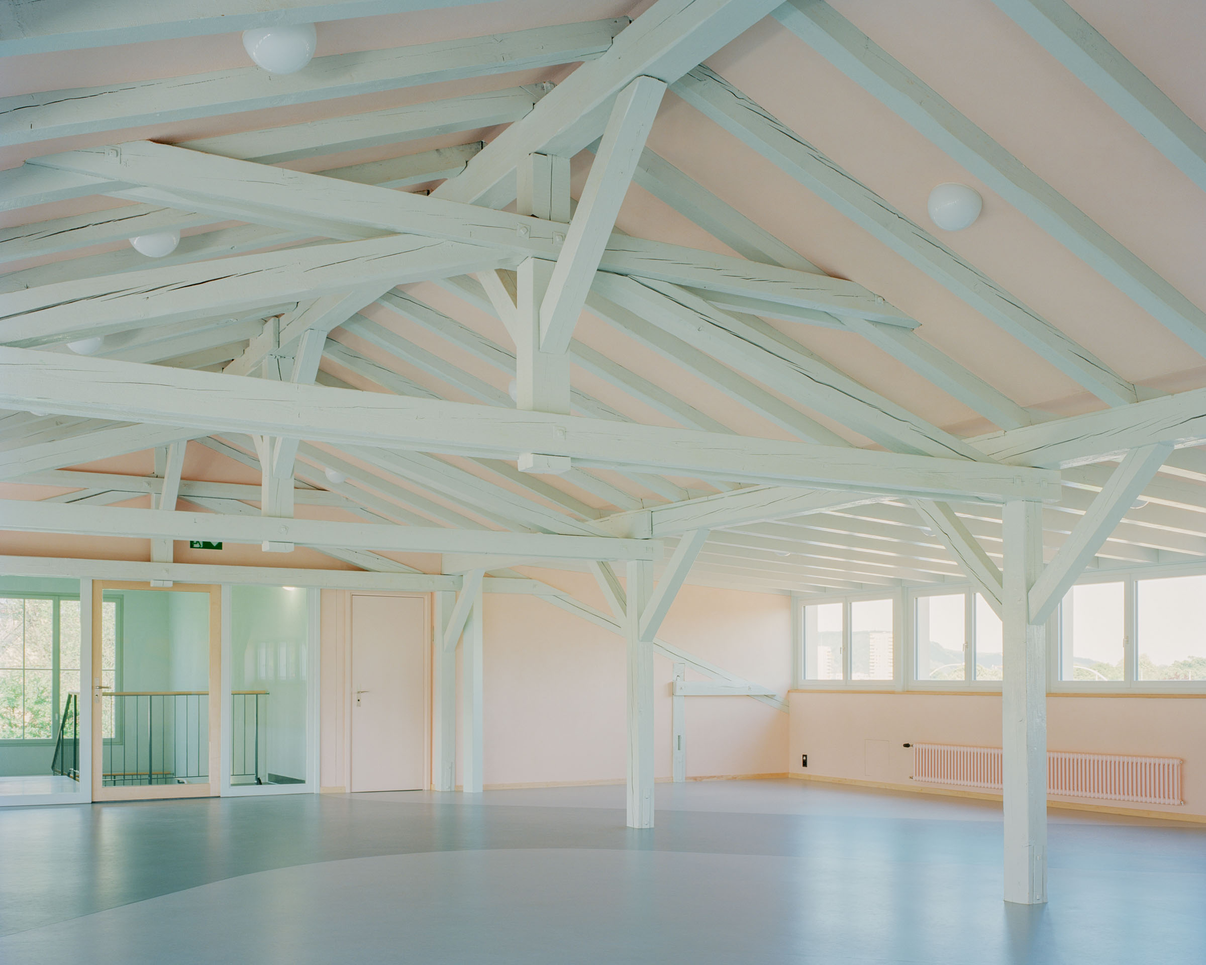 Analog architectural photography and documentation of the interior spaces of the Gellert School Complex in Basel, Switzerland, designed by MET Architects. Photographed by Piotr Hraptovich, architectural photographer based in Basel, Switzerland. Analoge Architekturfotografie und Dokumentation der Innenräume der Schulanlage Gellert in Basel, Schweiz, entworfen von MET Architects. Fotografiert von Piotr Hraptovich, Architekturfotograf mit Sitz in Basel, Schweiz. 