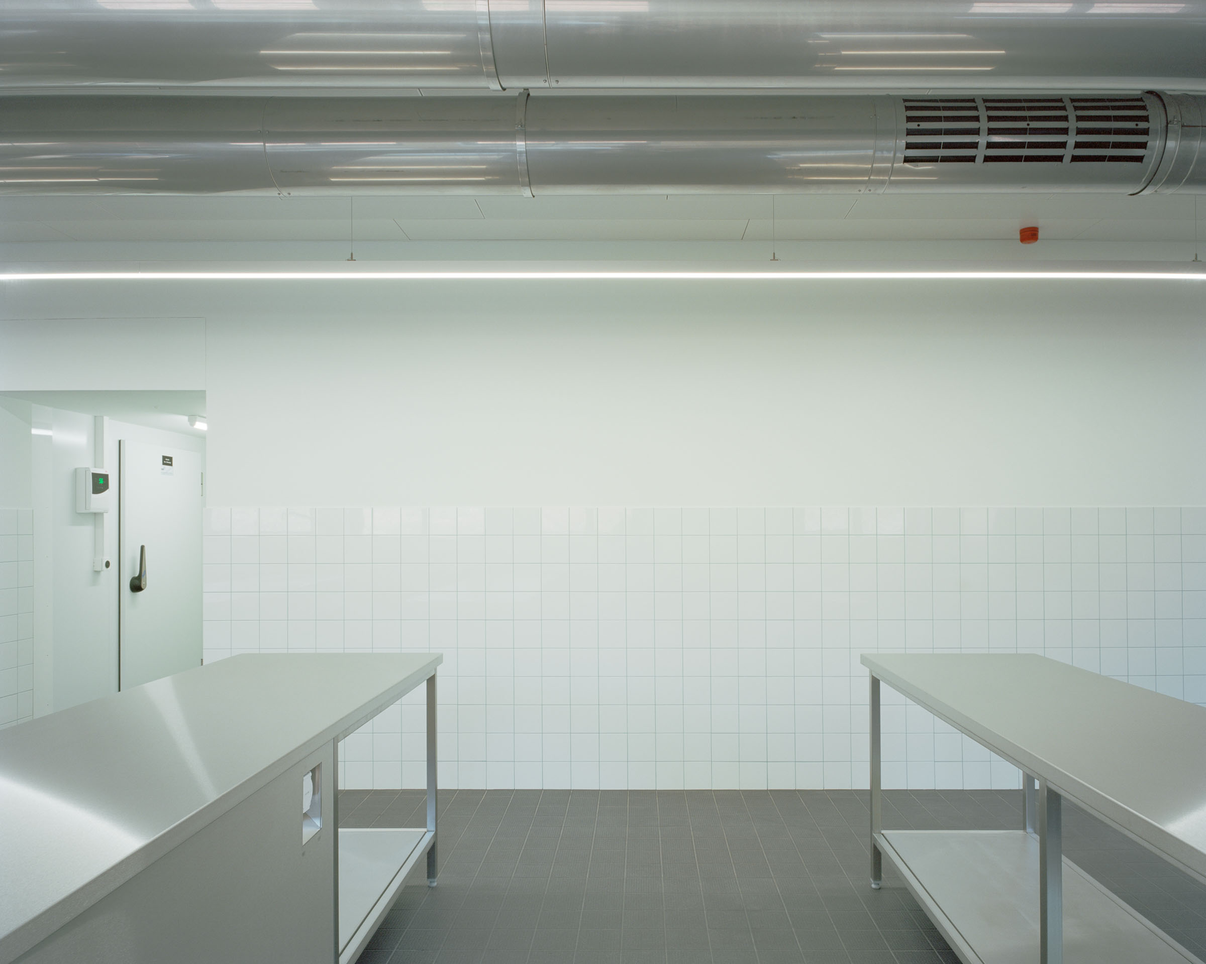 Analog architectural photography and documentation of the interior spaces of the Gellert School Complex in Basel, Switzerland, designed by MET Architects. Photographed by Piotr Hraptovich, architectural photographer based in Basel, Switzerland. Analoge Architekturfotografie und Dokumentation der Innenräume der Schulanlage Gellert in Basel, Schweiz, entworfen von MET Architects. Fotografiert von Piotr Hraptovich, Architekturfotograf mit Sitz in Basel, Schweiz. 