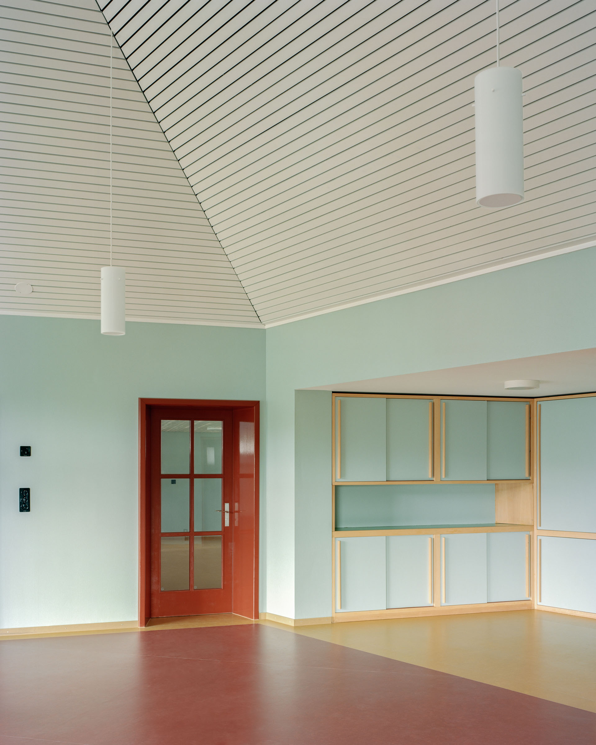 Analog architectural photography and documentation of the interior spaces of the Gellert School Complex in Basel, Switzerland, designed by MET Architects. Photographed by Piotr Hraptovich, architectural photographer based in Basel, Switzerland. Analoge Architekturfotografie und Dokumentation der Innenräume der Schulanlage Gellert in Basel, Schweiz, entworfen von MET Architects. Fotografiert von Piotr Hraptovich, Architekturfotograf mit Sitz in Basel, Schweiz. 