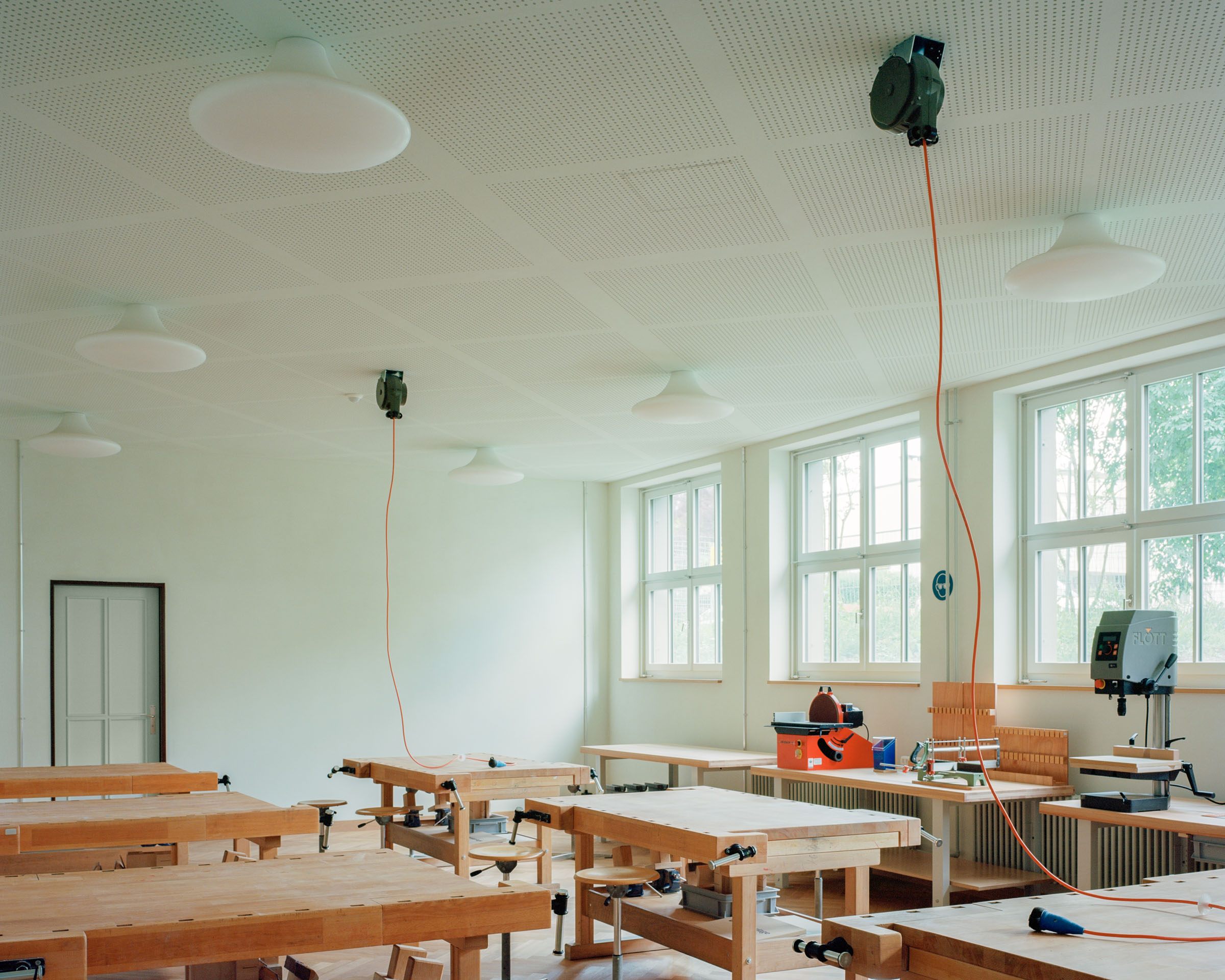 Analog architectural photography and documentation of the interior spaces of the Gellert School Complex in Basel, Switzerland, designed by MET Architects. Photographed by Piotr Hraptovich, architectural photographer based in Basel, Switzerland. Analoge Architekturfotografie und Dokumentation der Innenräume der Schulanlage Gellert in Basel, Schweiz, entworfen von MET Architects. Fotografiert von Piotr Hraptovich, Architekturfotograf mit Sitz in Basel, Schweiz. 