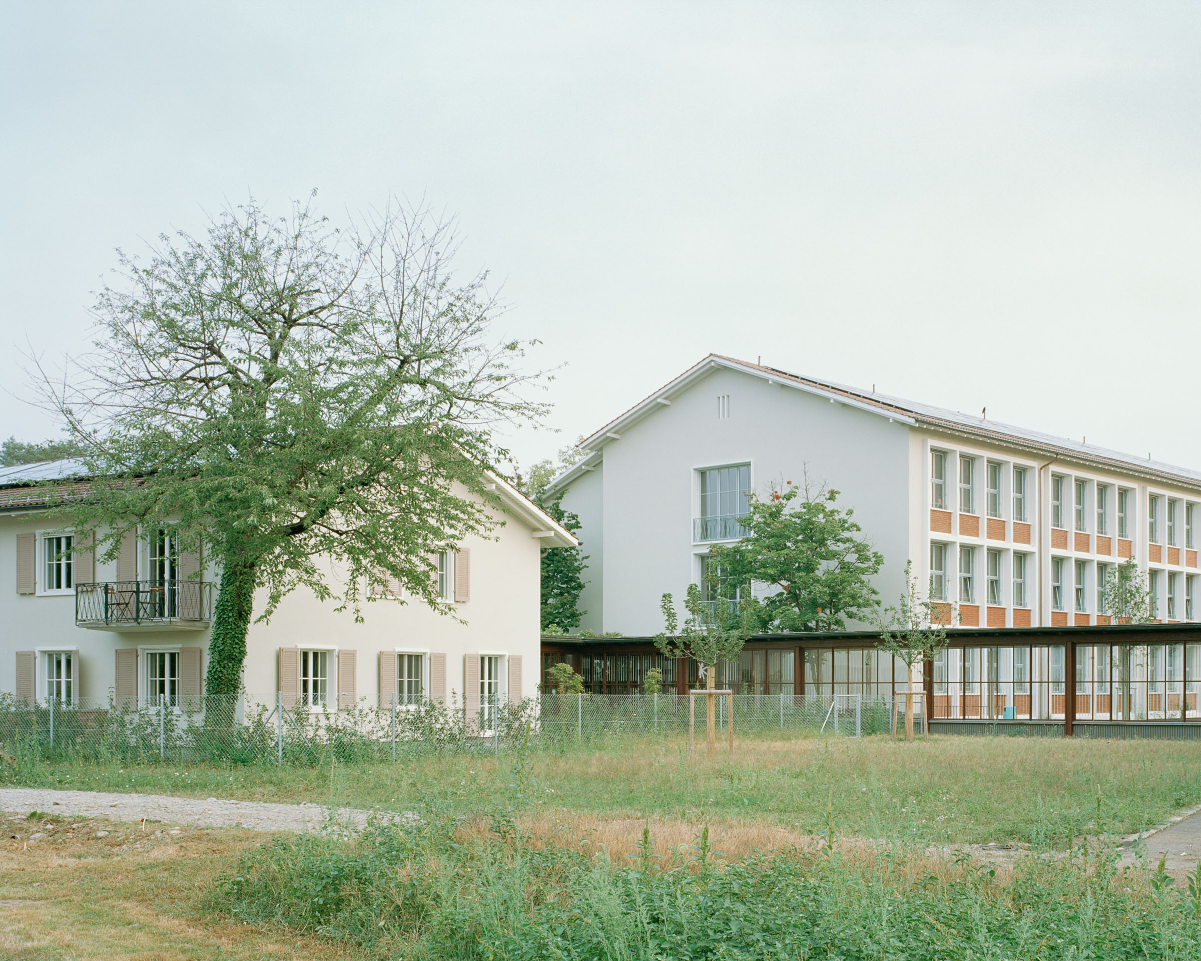 Analog architectural photography and documentation of the exterior façade of the Gellert School Complex in Basel, Switzerland, designed by MET Architects. Photographed by Piotr Hraptovich, architectural photographer based in Basel, Switzerland. Analoge Architekturfotografie und Dokumentation der Aussenfassade der Schulanlage Gellert in Basel, Schweiz, entworfen von MET Architects. Fotografiert von Piotr Hraptovich, Architekturfotograf mit Sitz in Basel, Schweiz. 