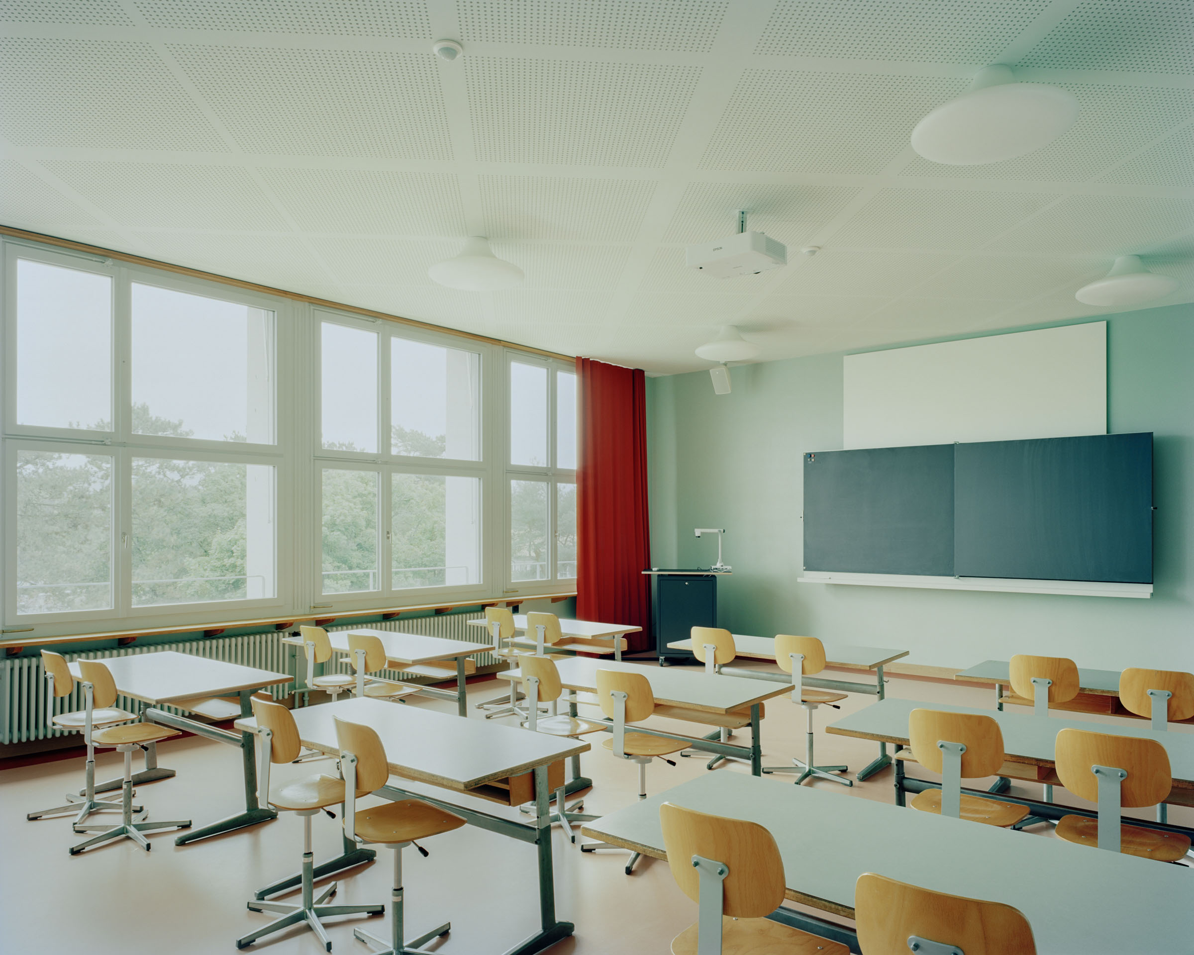 Analog architectural photography and documentation of the interior spaces of the Gellert School Complex in Basel, Switzerland, designed by MET Architects. Photographed by Piotr Hraptovich, architectural photographer based in Basel, Switzerland. Analoge Architekturfotografie und Dokumentation der Innenräume der Schulanlage Gellert in Basel, Schweiz, entworfen von MET Architects. Fotografiert von Piotr Hraptovich, Architekturfotograf mit Sitz in Basel, Schweiz. 