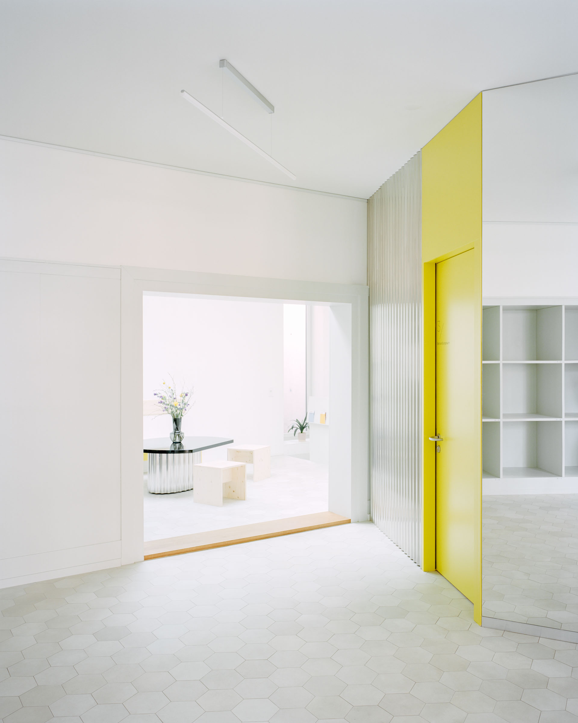 Analog architectural photography and documentation of the interior spaces of the Parat physiotherapy studio in Basel, Switzerland, designed by Andrew Mackintosh Architect. Photographed by Piotr Hraptovich, architectural photographer based in Basel, Switzerland. Analoge Architekturfotografie und Dokumentation der Innenräume des Physiotherapie-Studios Parat in Basel, Schweiz, entworfen von Andrew Mackintosh Architect. Fotografiert von Piotr Hraptovich, Architekturfotograf mit Sitz in Basel, Schweiz. 