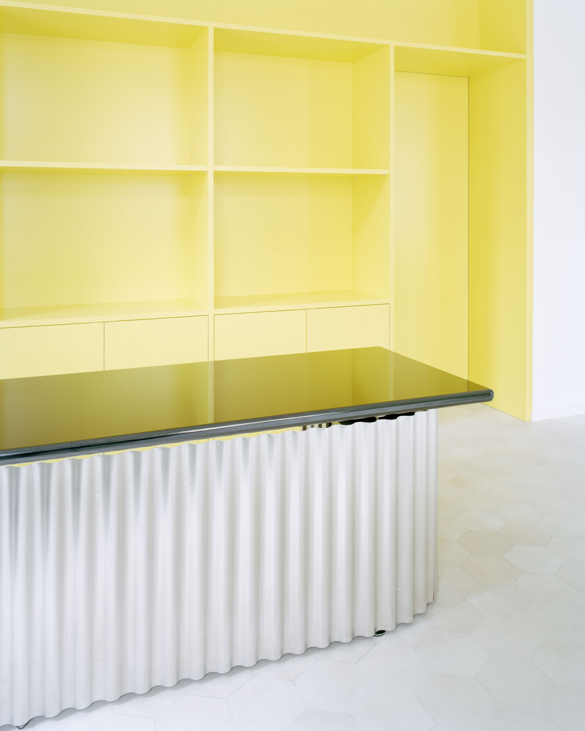 Analog architectural photography and documentation of the interior spaces of the Parat physiotherapy studio in Basel, Switzerland, designed by Andrew Mackintosh Architect. Photographed by Piotr Hraptovich, architectural photographer based in Basel, Switzerland. Analoge Architekturfotografie und Dokumentation der Innenräume des Physiotherapie-Studios Parat in Basel, Schweiz, entworfen von Andrew Mackintosh Architect. Fotografiert von Piotr Hraptovich, Architekturfotograf mit Sitz in Basel, Schweiz. 