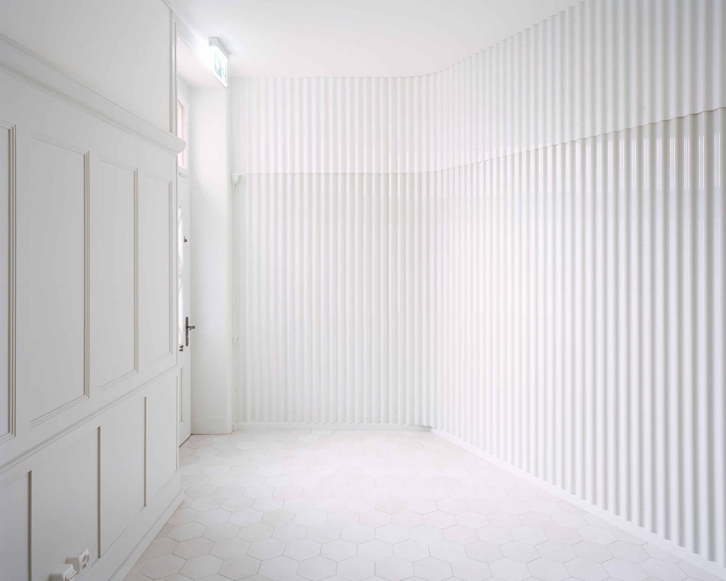 Analog architectural photography and documentation of the interior spaces of the Parat physiotherapy studio in Basel, Switzerland, designed by Andrew Mackintosh Architect. Photographed by Piotr Hraptovich, architectural photographer based in Basel, Switzerland. Analoge Architekturfotografie und Dokumentation der Innenräume des Physiotherapie-Studios Parat in Basel, Schweiz, entworfen von Andrew Mackintosh Architect. Fotografiert von Piotr Hraptovich, Architekturfotograf mit Sitz in Basel, Schweiz. 