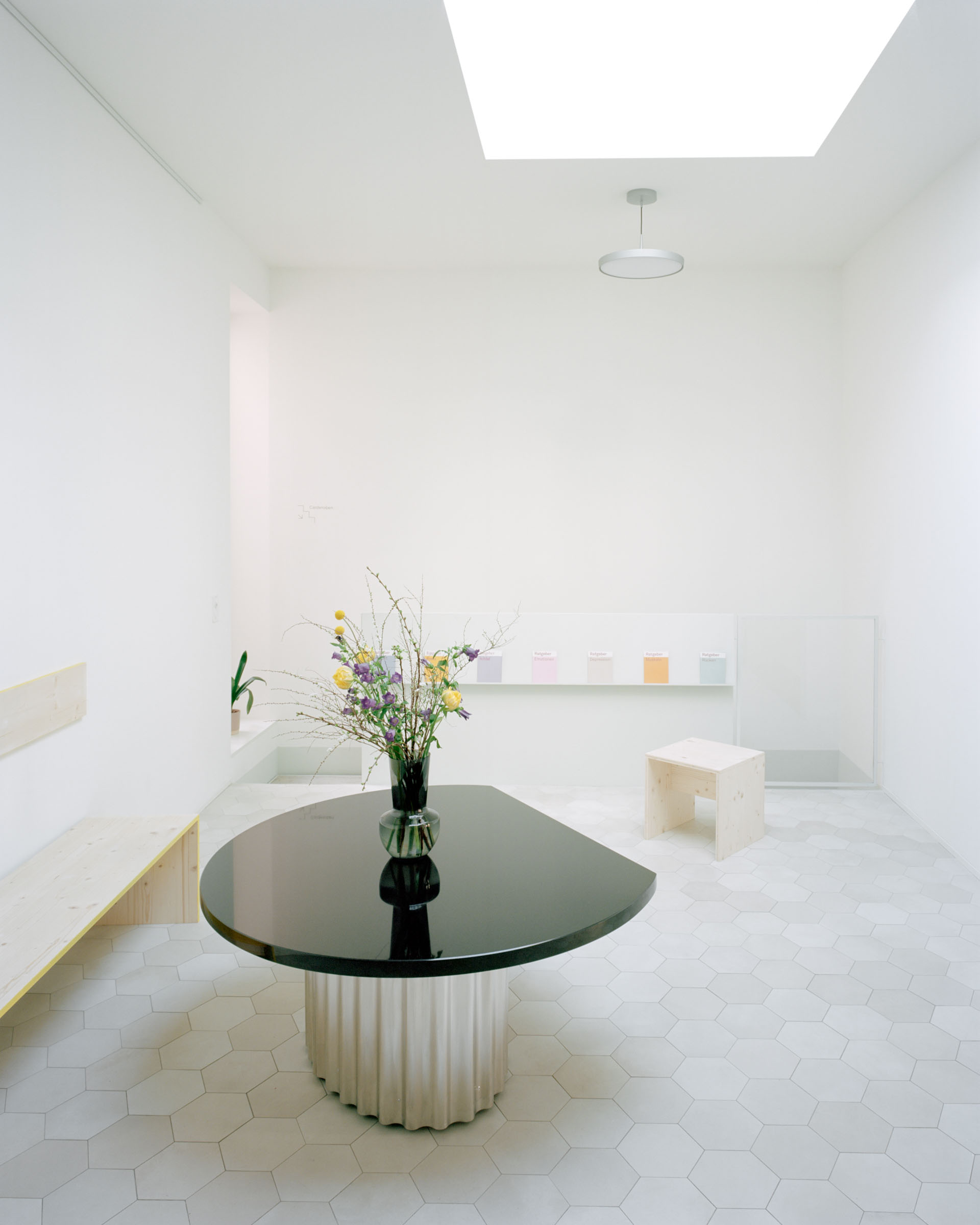 Analog architectural photography and documentation of the interior spaces of the Parat physiotherapy studio in Basel, Switzerland, designed by Andrew Mackintosh Architect. Photographed by Piotr Hraptovich, architectural photographer based in Basel, Switzerland. Analoge Architekturfotografie und Dokumentation der Innenräume des Physiotherapie-Studios Parat in Basel, Schweiz, entworfen von Andrew Mackintosh Architect. Fotografiert von Piotr Hraptovich, Architekturfotograf mit Sitz in Basel, Schweiz. 