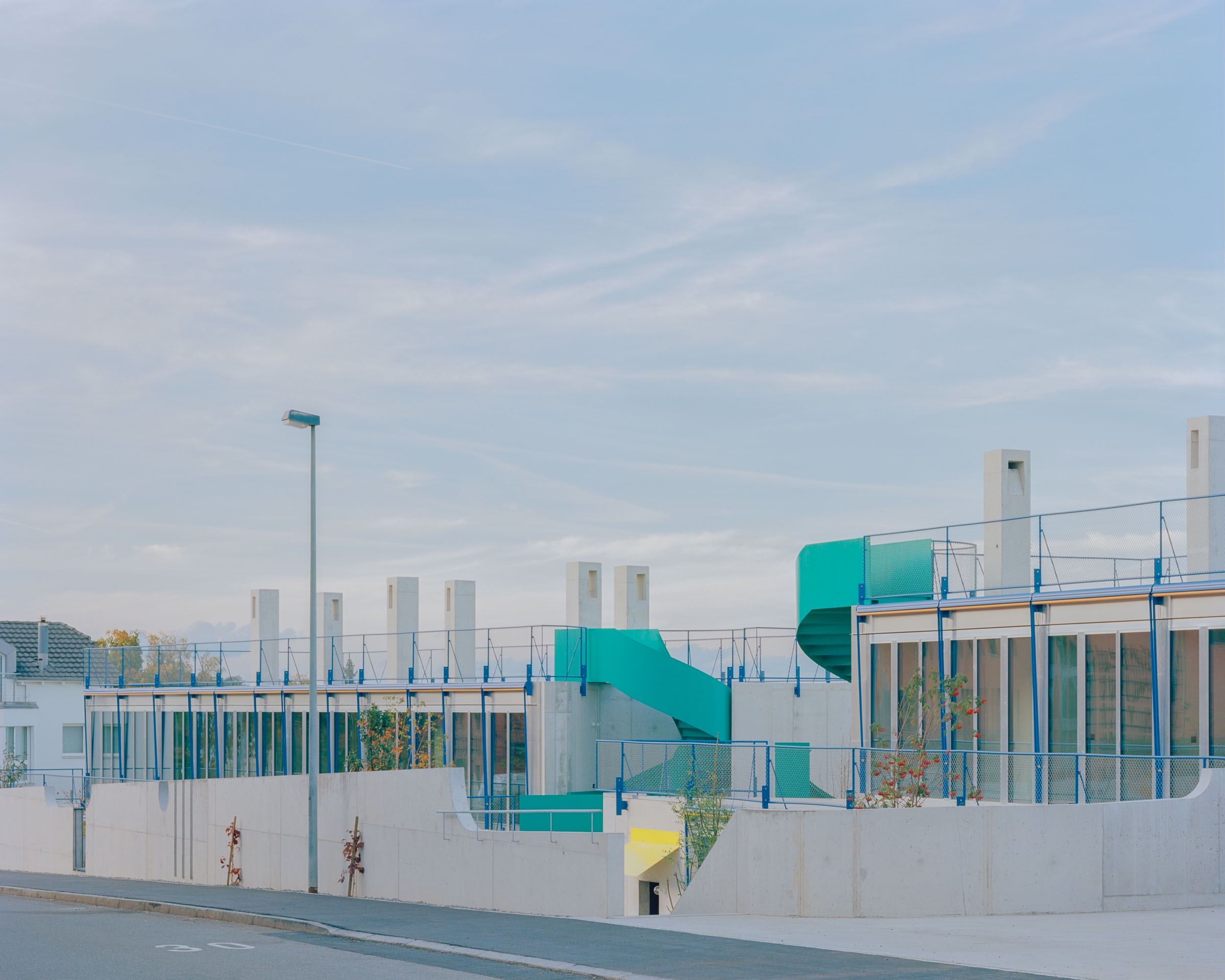 Analog architectural photography and documentation of the exterior of the Roetiboden residential development in Wädenswil, Switzerland, designed by Buchner Bründler. Photographed by Piotr Hraptovich, architectural photographer based in Basel, Switzerland. Analoge Architekturfotografie und Dokumentation der Aussensicht der Wohnüberbauung Rötiboden in Wädenswil, Schweiz, entworfen von Buchner Bründler. Fotografiert von Piotr Hraptovich, Architekturfotograf mit Sitz in Basel, Schweiz. 