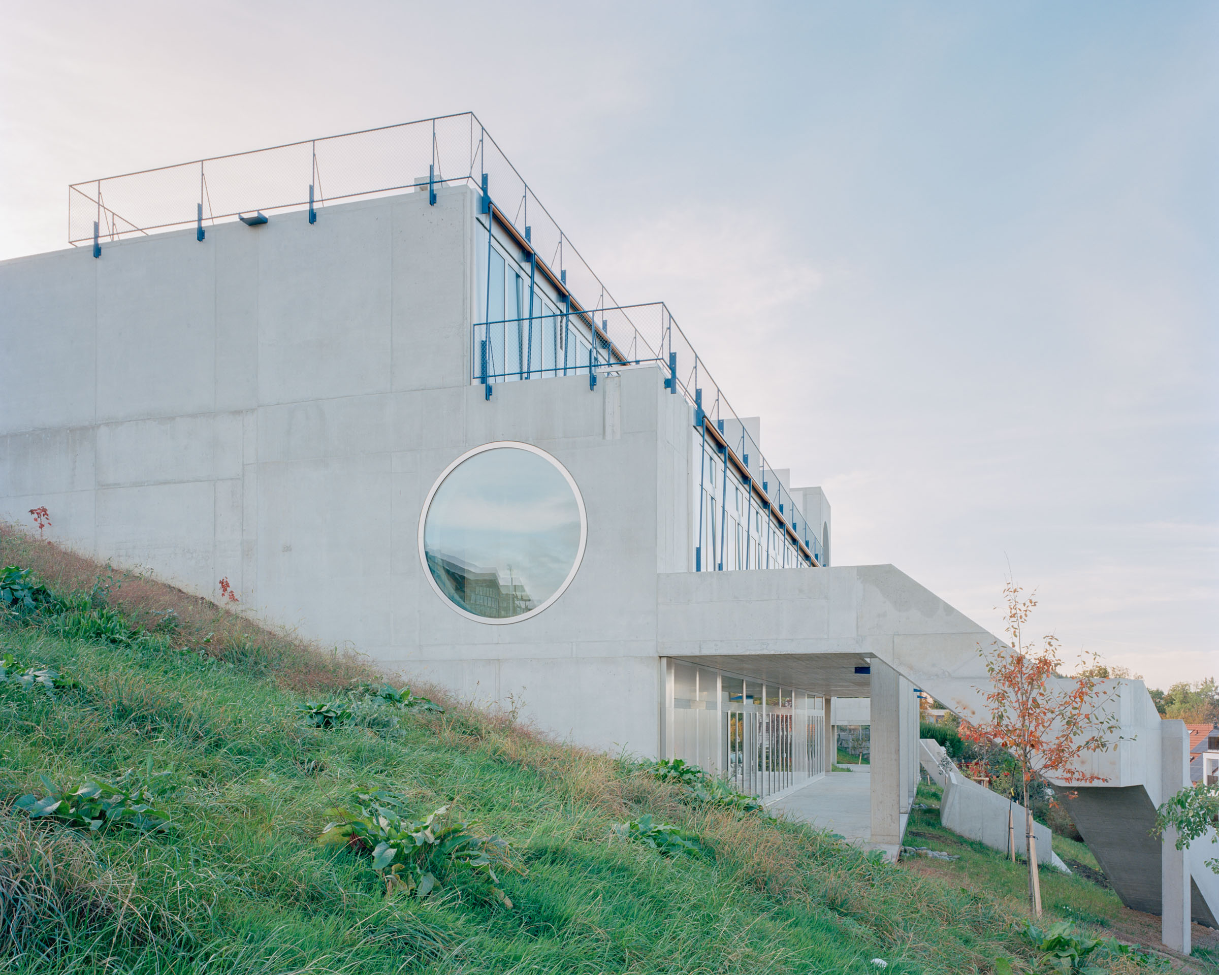 Analog architectural photography and documentation of the exterior of the Roetiboden residential development in Wädenswil, Switzerland, designed by Buchner Bründler. Photographed by Piotr Hraptovich, architectural photographer based in Basel, Switzerland. Analoge Architekturfotografie und Dokumentation der Aussensicht der Wohnüberbauung Rötiboden in Wädenswil, Schweiz, entworfen von Buchner Bründler. Fotografiert von Piotr Hraptovich, Architekturfotograf mit Sitz in Basel, Schweiz. 