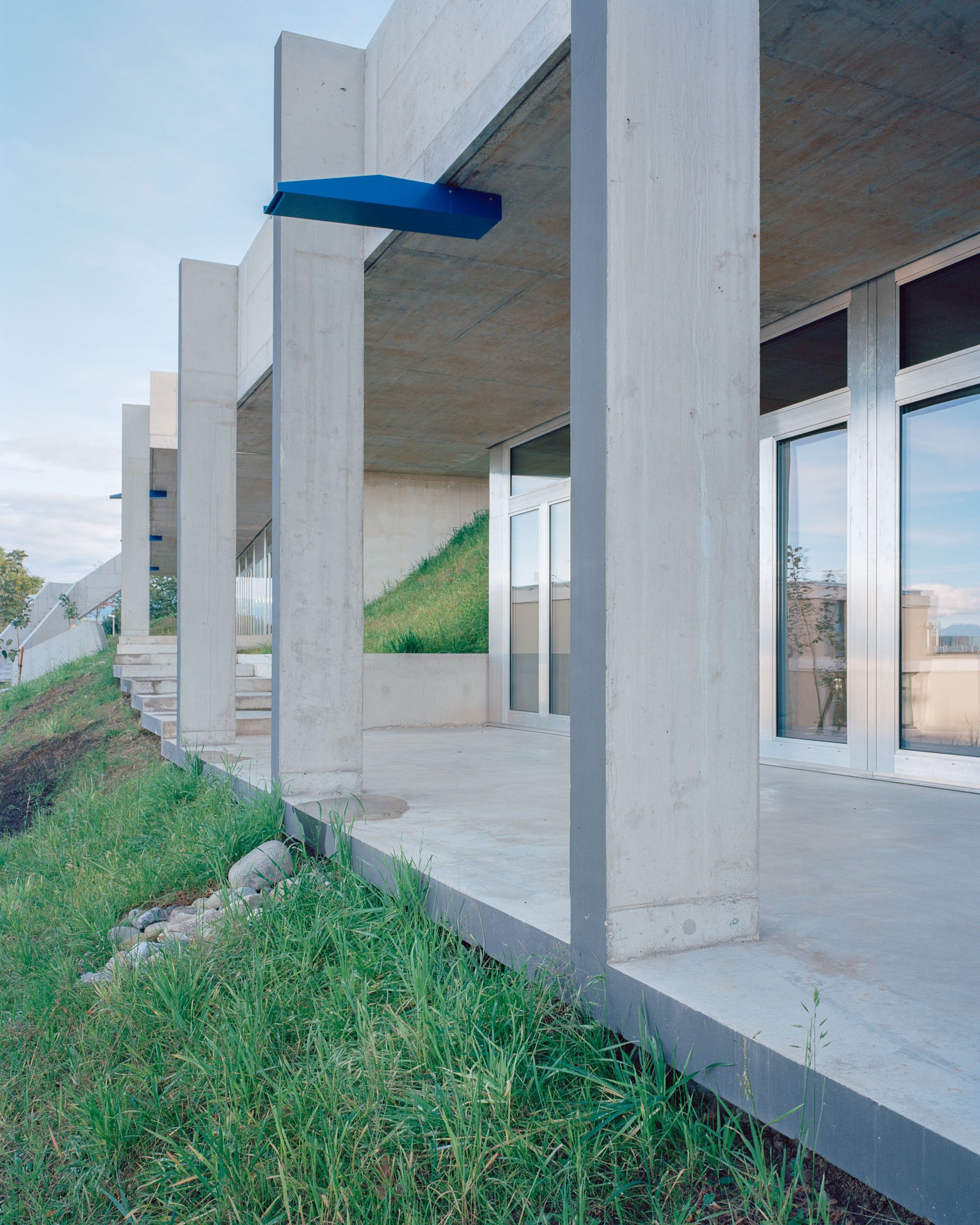 Analog architectural photography and documentation of the exterior of the Roetiboden residential development in Wädenswil, Switzerland, designed by Buchner Bründler. Photographed by Piotr Hraptovich, architectural photographer based in Basel, Switzerland. Analoge Architekturfotografie und Dokumentation der Aussensicht der Wohnüberbauung Rötiboden in Wädenswil, Schweiz, entworfen von Buchner Bründler. Fotografiert von Piotr Hraptovich, Architekturfotograf mit Sitz in Basel, Schweiz. 