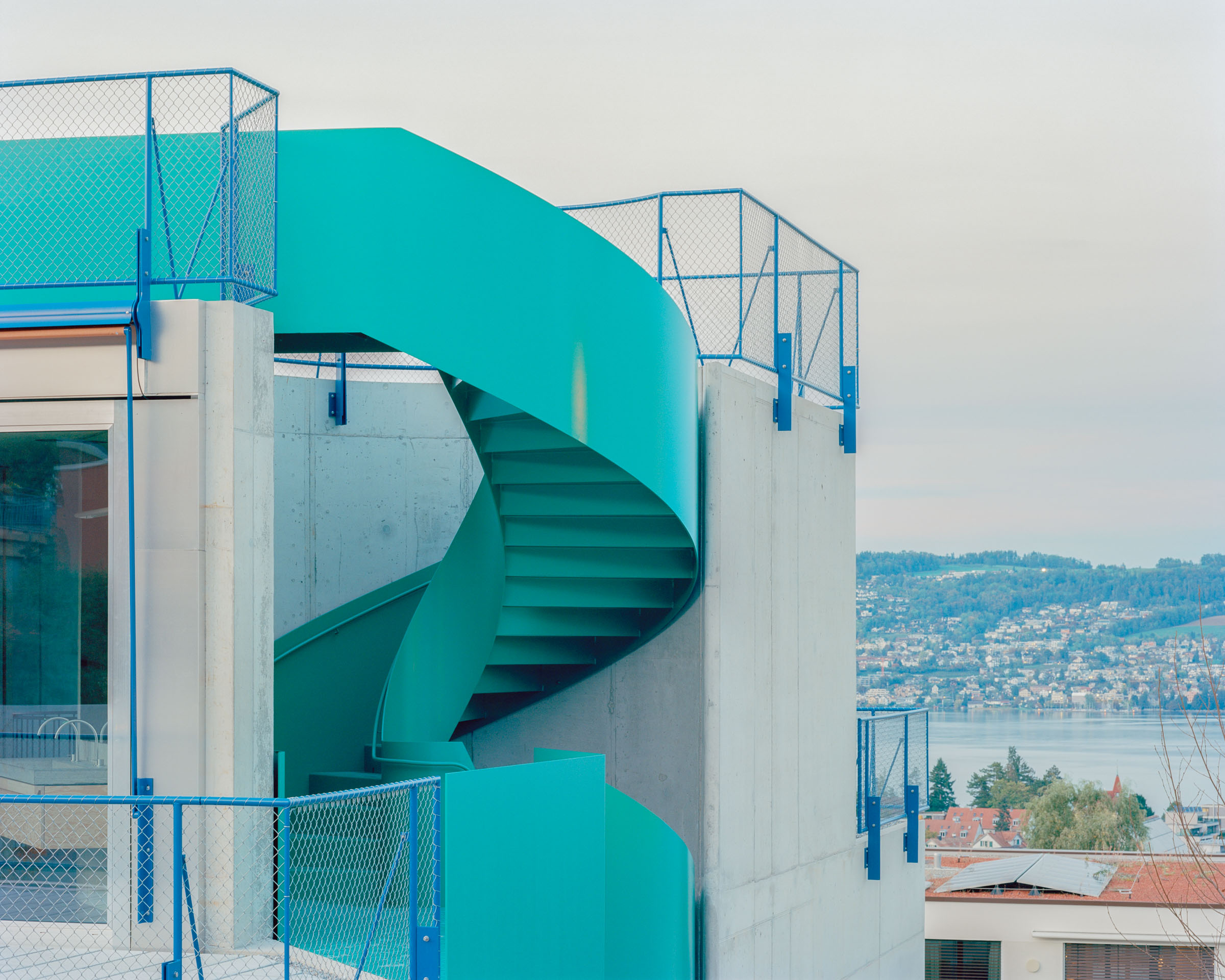 Analog architectural photography and documentation of the exterior of the Roetiboden residential development in Wädenswil, Switzerland, designed by Buchner Bründler. Photographed by Piotr Hraptovich, architectural photographer based in Basel, Switzerland. Analoge Architekturfotografie und Dokumentation der Aussensicht der Wohnüberbauung Rötiboden in Wädenswil, Schweiz, entworfen von Buchner Bründler. Fotografiert von Piotr Hraptovich, Architekturfotograf mit Sitz in Basel, Schweiz. 