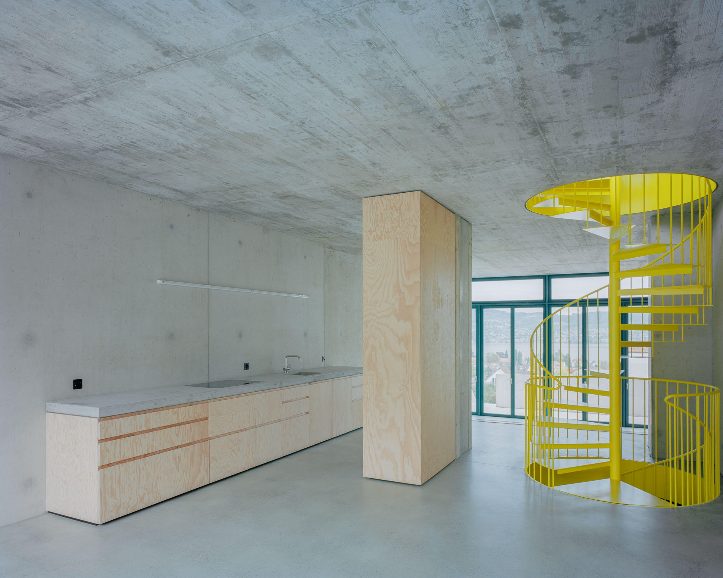 Analog architectural photography and documentation of the interior of the Roetiboden residential development in Wädenswil, Switzerland, designed by Buchner Bründler. Photographed by Piotr Hraptovich, architectural photographer based in Basel, Switzerland. Analoge Architekturfotografie und Dokumentation der Innenräume der Wohnüberbauung Rötiboden in Wädenswil, Schweiz, entworfen von Buchner Bründler. Fotografiert von Piotr Hraptovich, Architekturfotograf mit Sitz in Basel, Schweiz. 