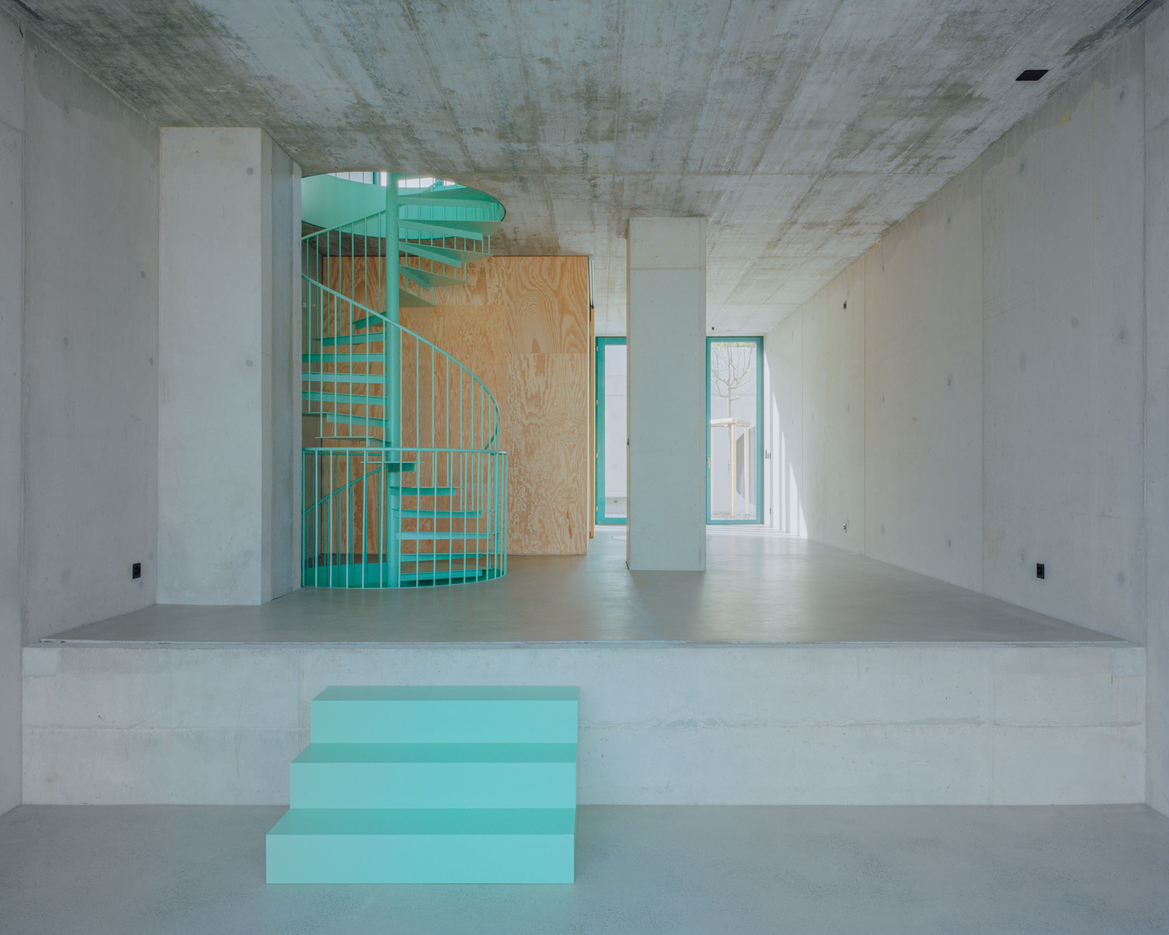 Analog architectural photography and documentation of the interior of the Roetiboden residential development in Wädenswil, Switzerland, designed by Buchner Bründler. Photographed by Piotr Hraptovich, architectural photographer based in Basel, Switzerland. Analoge Architekturfotografie und Dokumentation der Innenräume der Wohnüberbauung Rötiboden in Wädenswil, Schweiz, entworfen von Buchner Bründler. Fotografiert von Piotr Hraptovich, Architekturfotograf mit Sitz in Basel, Schweiz. 