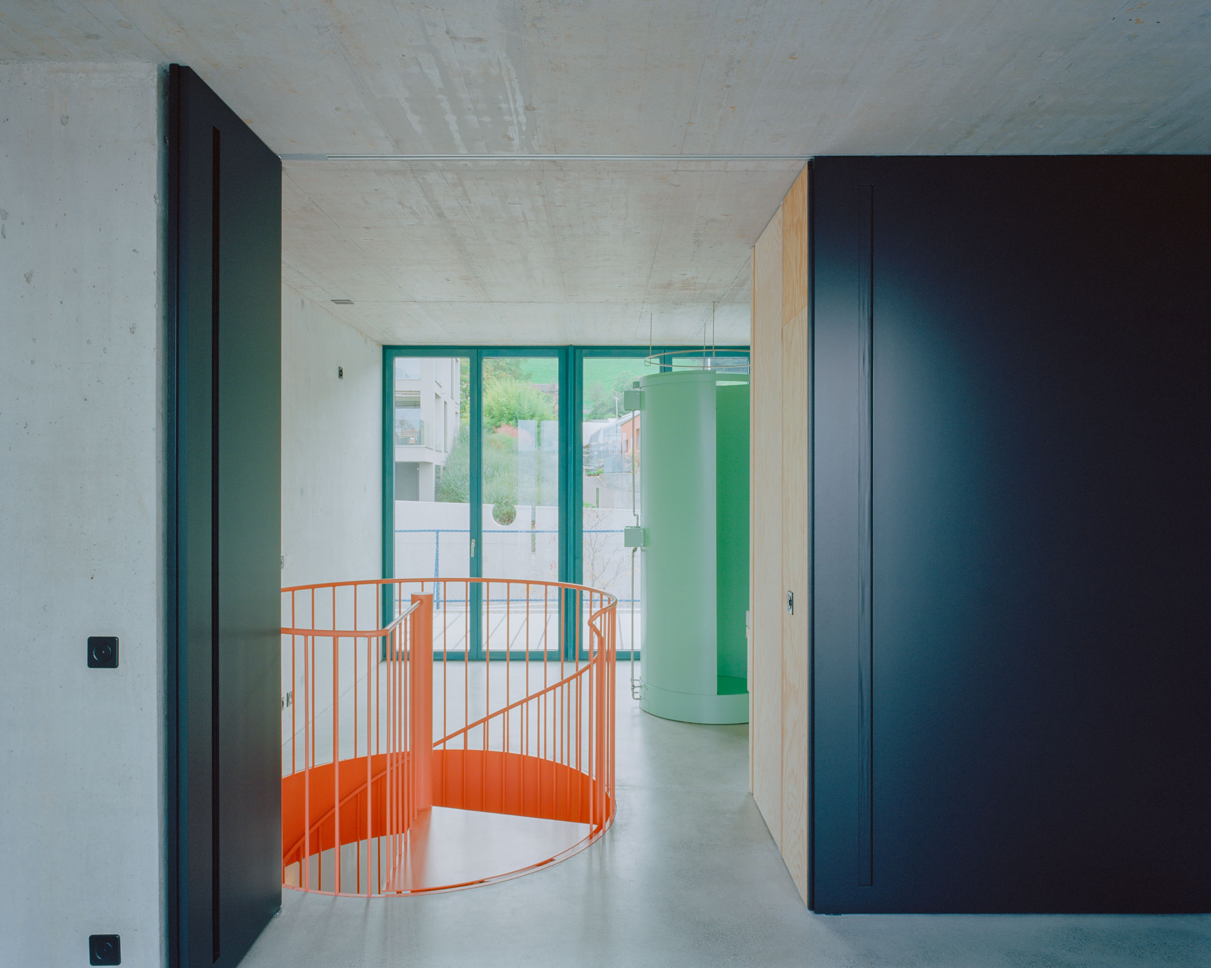 Analog architectural photography and documentation of the interior of the Roetiboden residential development in Wädenswil, Switzerland, designed by Buchner Bründler. Photographed by Piotr Hraptovich, architectural photographer based in Basel, Switzerland. Analoge Architekturfotografie und Dokumentation der Innenräume der Wohnüberbauung Rötiboden in Wädenswil, Schweiz, entworfen von Buchner Bründler. Fotografiert von Piotr Hraptovich, Architekturfotograf mit Sitz in Basel, Schweiz. 