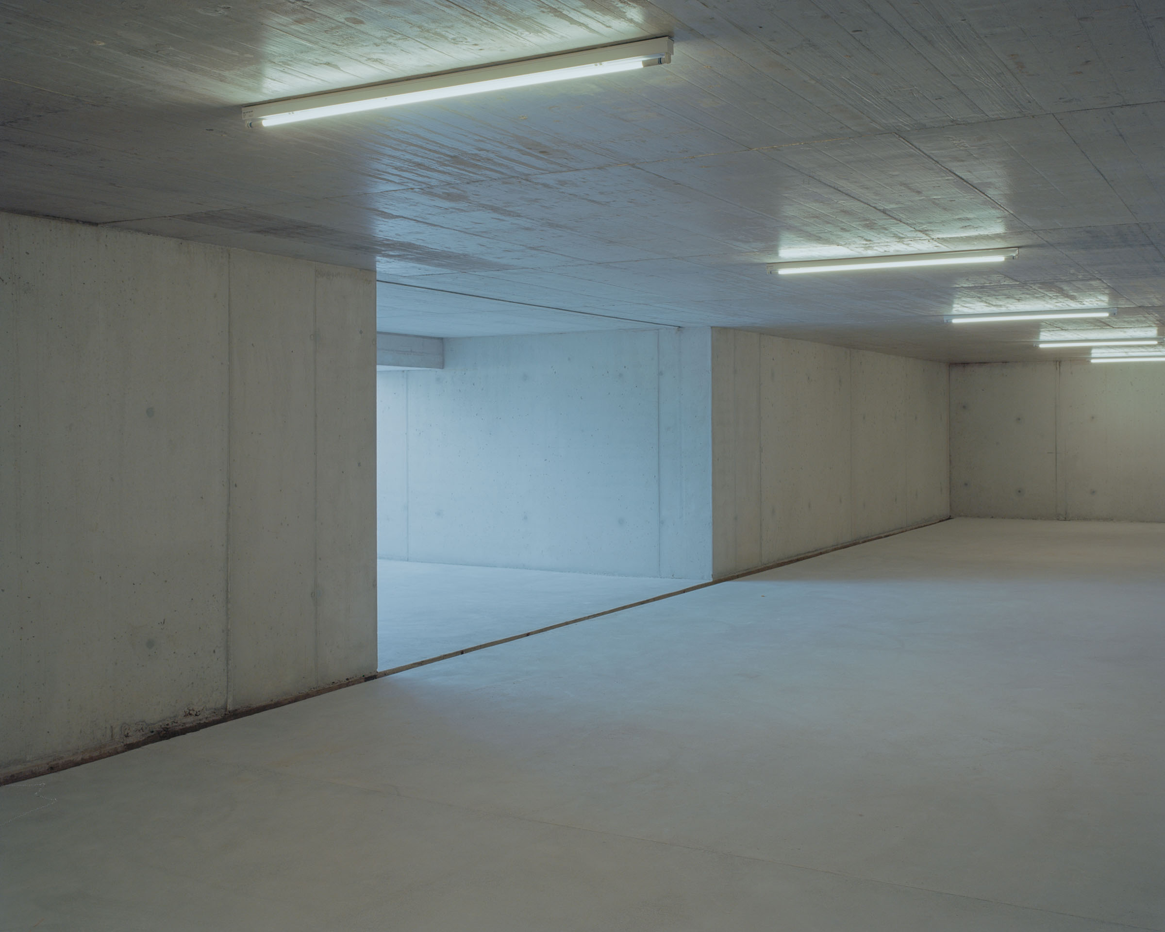 Analog architectural photography and documentation of the interior of the Roetiboden residential development in Wädenswil, Switzerland, designed by Buchner Bründler. Photographed by Piotr Hraptovich, architectural photographer based in Basel, Switzerland. Analoge Architekturfotografie und Dokumentation der Innenräume der Wohnüberbauung Rötiboden in Wädenswil, Schweiz, entworfen von Buchner Bründler. Fotografiert von Piotr Hraptovich, Architekturfotograf mit Sitz in Basel, Schweiz. 