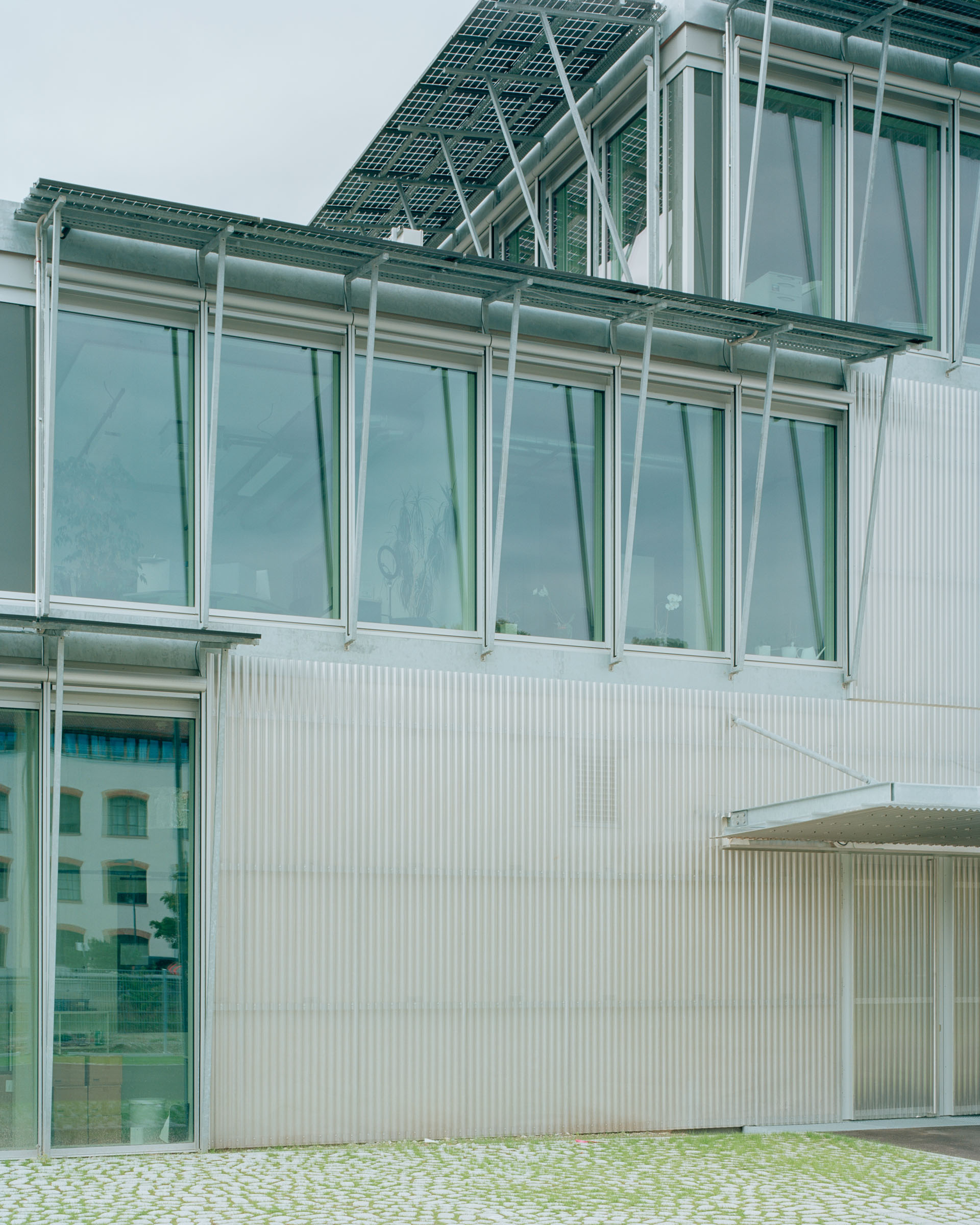 Analog architectural photography and documentation of the exterior of the Lab02 building in Lörrach, Germany, designed by Mulder Zonderland. Photographed by Piotr Hraptovich, architectural photographer based in Basel, Switzerland. Analoge Architekturfotografie und Dokumentation der Aussensicht des Lab02 Gebäudes in Lörrach, Deutschland, entworfen von Mulder Zonderland. Fotografiert von Piotr Hraptovich, Architekturfotograf mit Sitz in Basel, Schweiz. 