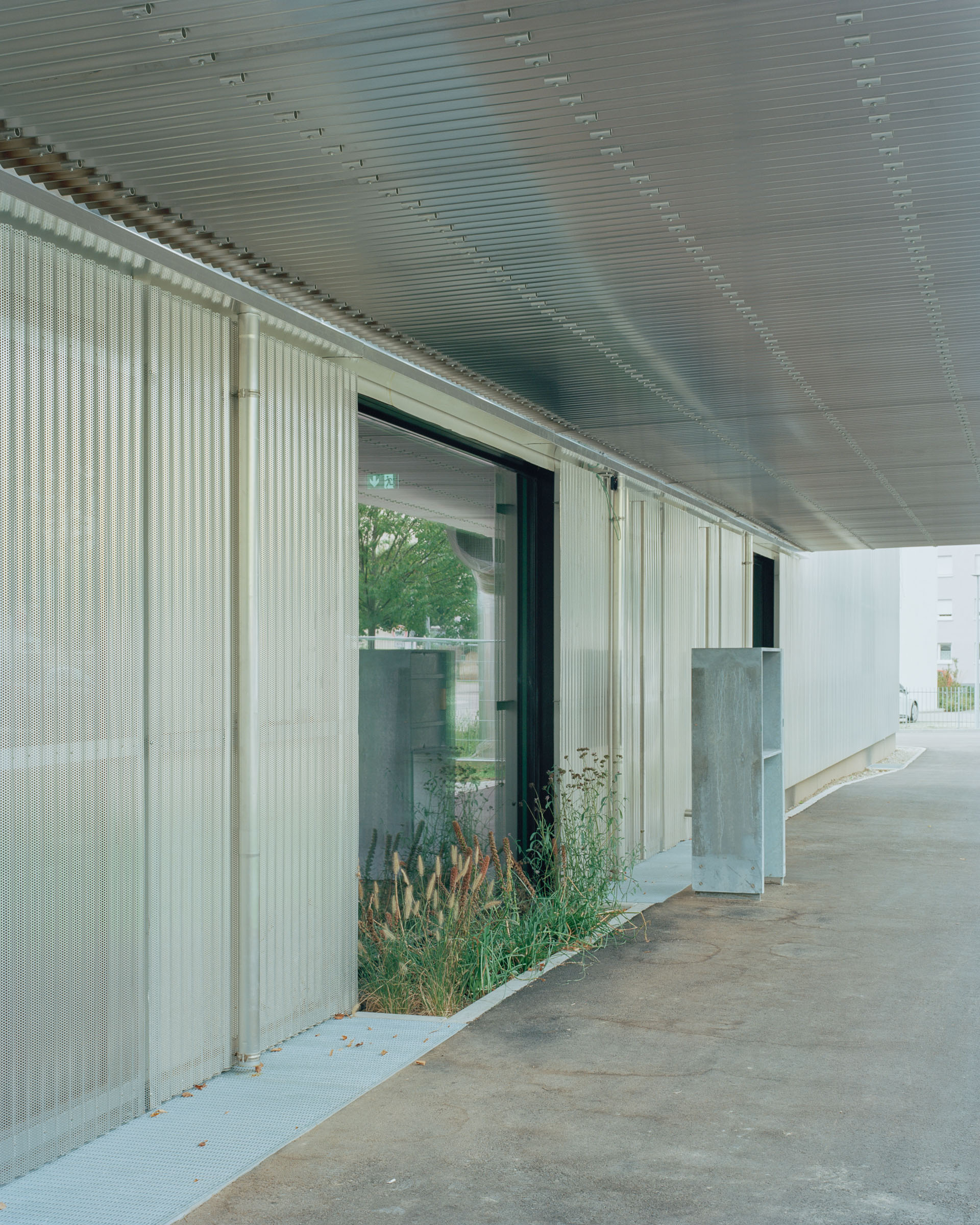 Analog architectural photography and documentation of the exterior of the Lab02 building in Lörrach, Germany, designed by Mulder Zonderland. Photographed by Piotr Hraptovich, architectural photographer based in Basel, Switzerland. Analoge Architekturfotografie und Dokumentation der Aussensicht des Lab02 Gebäudes in Lörrach, Deutschland, entworfen von Mulder Zonderland. Fotografiert von Piotr Hraptovich, Architekturfotograf mit Sitz in Basel, Schweiz. 