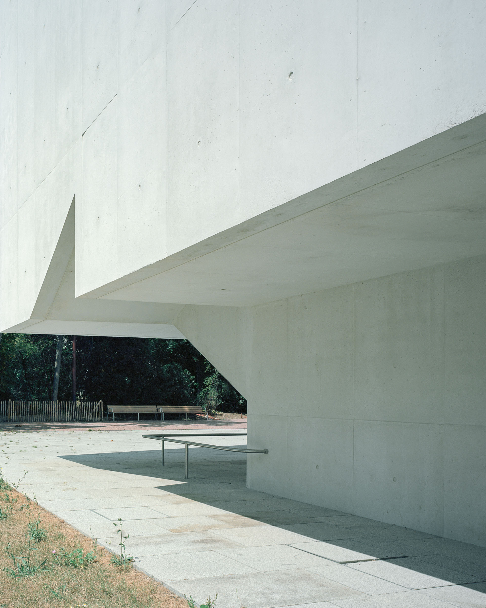Analog architectural photography and documentation of the exterior of the Church of Saint‑Jacques‑de‑la‑Lande, located in Brittany, France, designed by Álvaro Siza. Photographed by Piotr Hraptovich, architectural photographer based in Basel, Switzerland. Analoge Architekturfotografie und Dokumentation der Aussensicht der Kirche Saint‑Jacques‑de‑la‑Lande in der Bretagne, Frankreich, entworfen von Álvaro Siza. Fotografiert von Piotr Hraptovich, Architekturfotograf mit Sitz in Basel, Schweiz. 