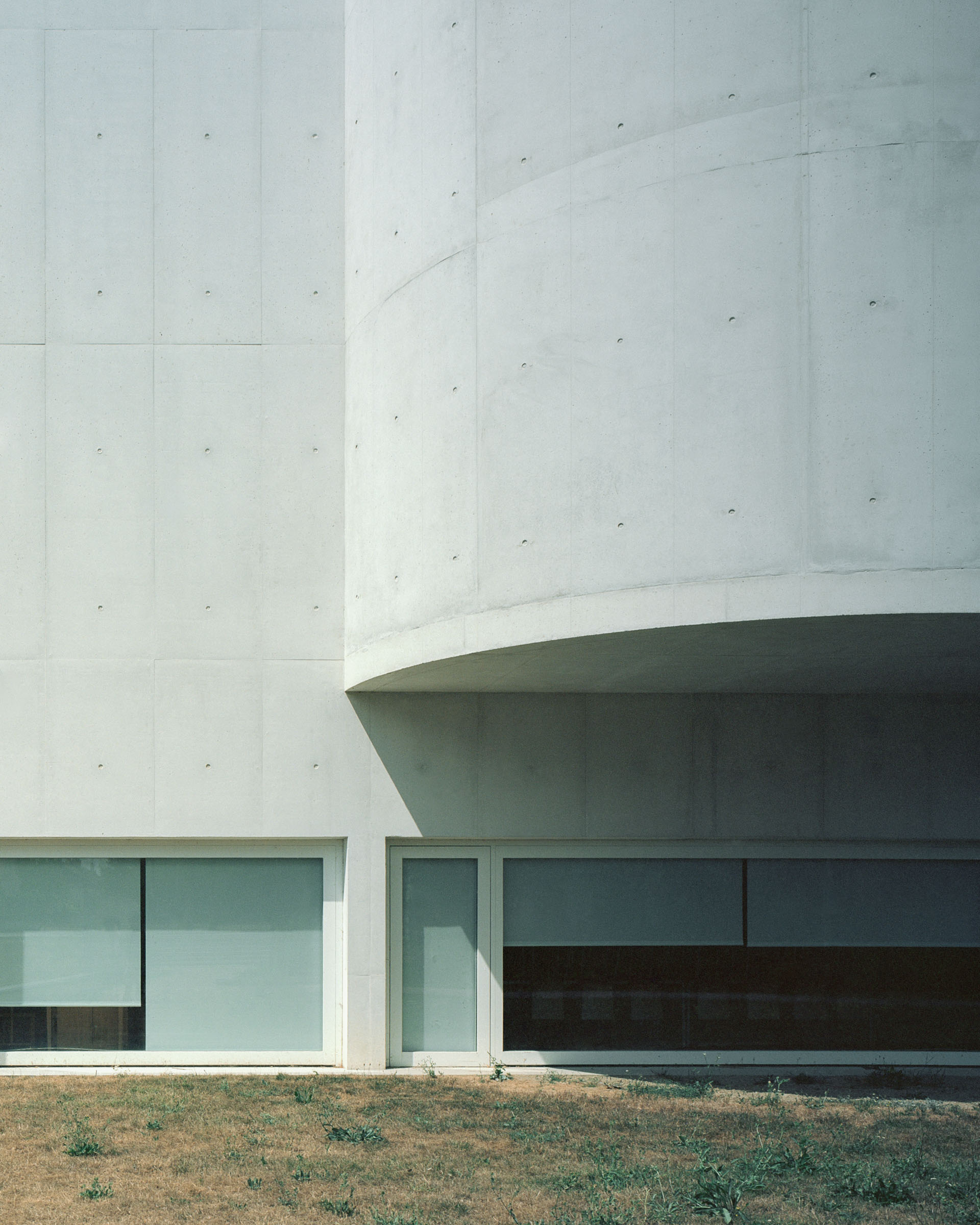 Analog architectural photography and documentation of the exterior of the Church of Saint‑Jacques‑de‑la‑Lande, located in Brittany, France, designed by Álvaro Siza. Photographed by Piotr Hraptovich, architectural photographer based in Basel, Switzerland. Analoge Architekturfotografie und Dokumentation der Aussensicht der Kirche Saint‑Jacques‑de‑la‑Lande in der Bretagne, Frankreich, entworfen von Álvaro Siza. Fotografiert von Piotr Hraptovich, Architekturfotograf mit Sitz in Basel, Schweiz. 