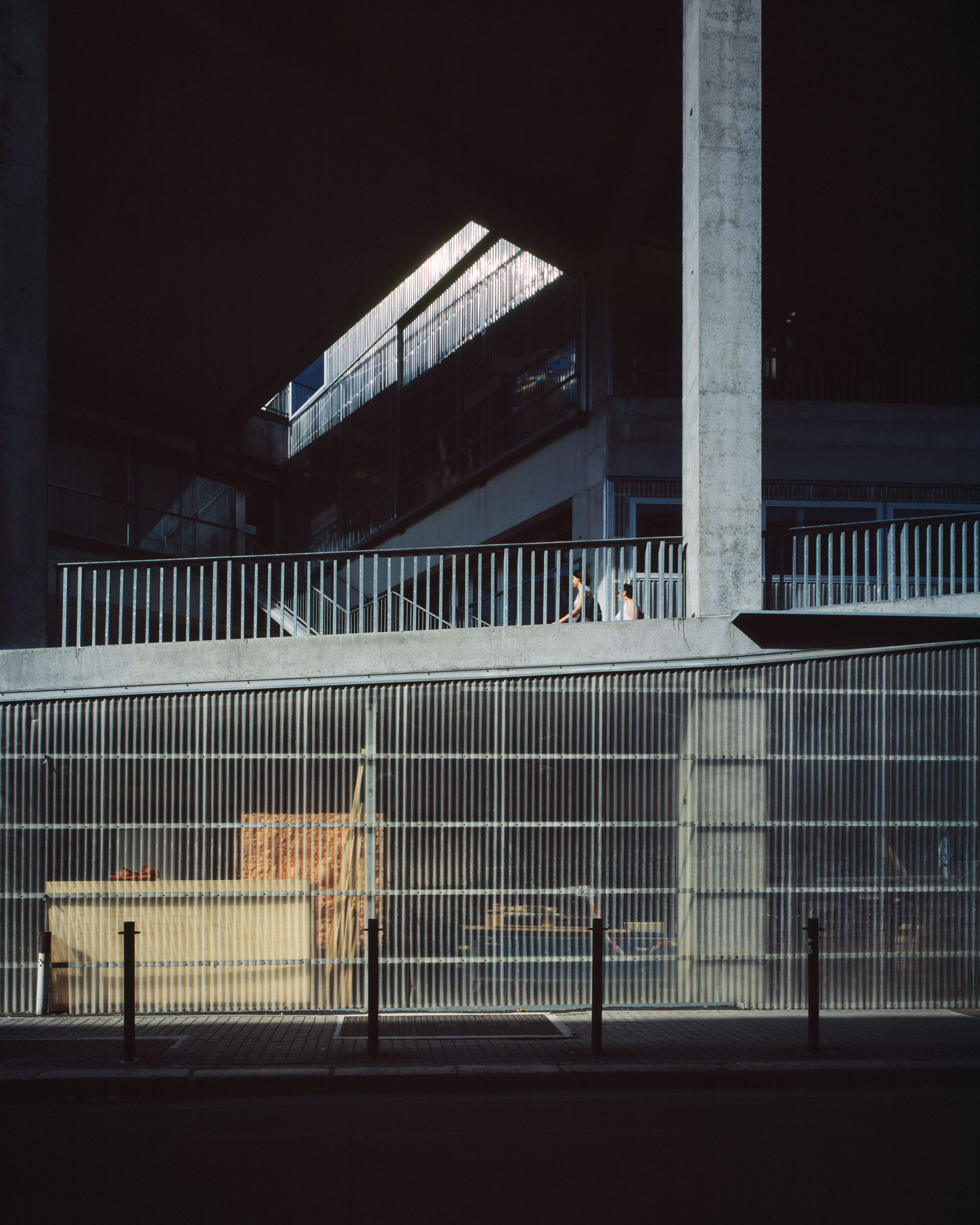 Analog architectural photography and documentation of the exterior of the School of Architecture building in Nantes, France, designed by Lacaton & Vassal. Photographed by Piotr Hraptovich, architectural photographer based in Basel, Switzerland. Analoge Architekturfotografie und Dokumentation der Aussensicht des Architekturhochschulgebäudes in Nantes, Frankreich, entworfen von Lacaton & Vassal. Fotografiert von Piotr Hraptovich, Architekturfotograf mit Sitz in Basel, Schweiz. 