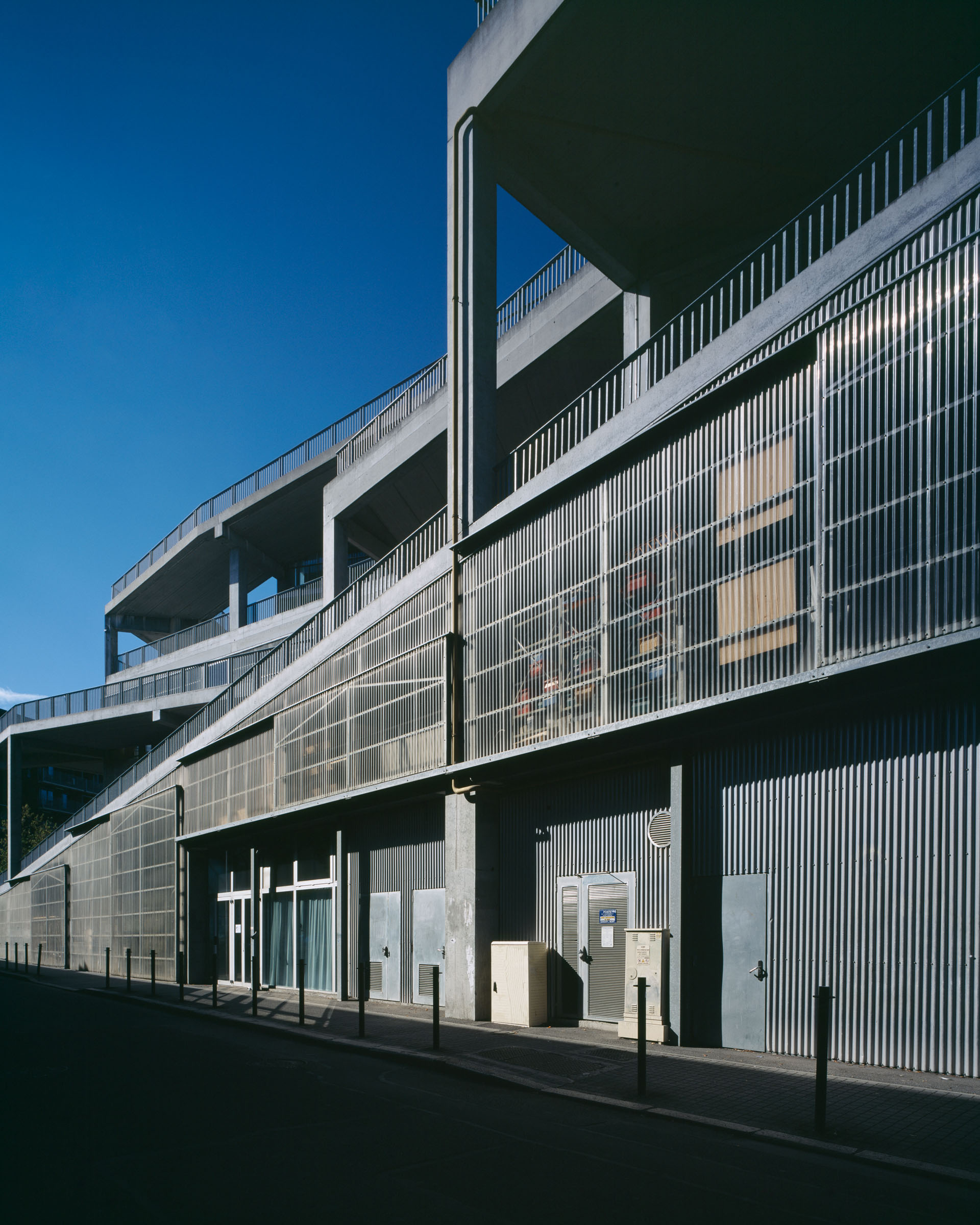Analog architectural photography and documentation of the exterior of the School of Architecture building in Nantes, France, designed by Lacaton & Vassal. Photographed by Piotr Hraptovich, architectural photographer based in Basel, Switzerland. Analoge Architekturfotografie und Dokumentation der Aussensicht des Architekturhochschulgebäudes in Nantes, Frankreich, entworfen von Lacaton & Vassal. Fotografiert von Piotr Hraptovich, Architekturfotograf mit Sitz in Basel, Schweiz. 