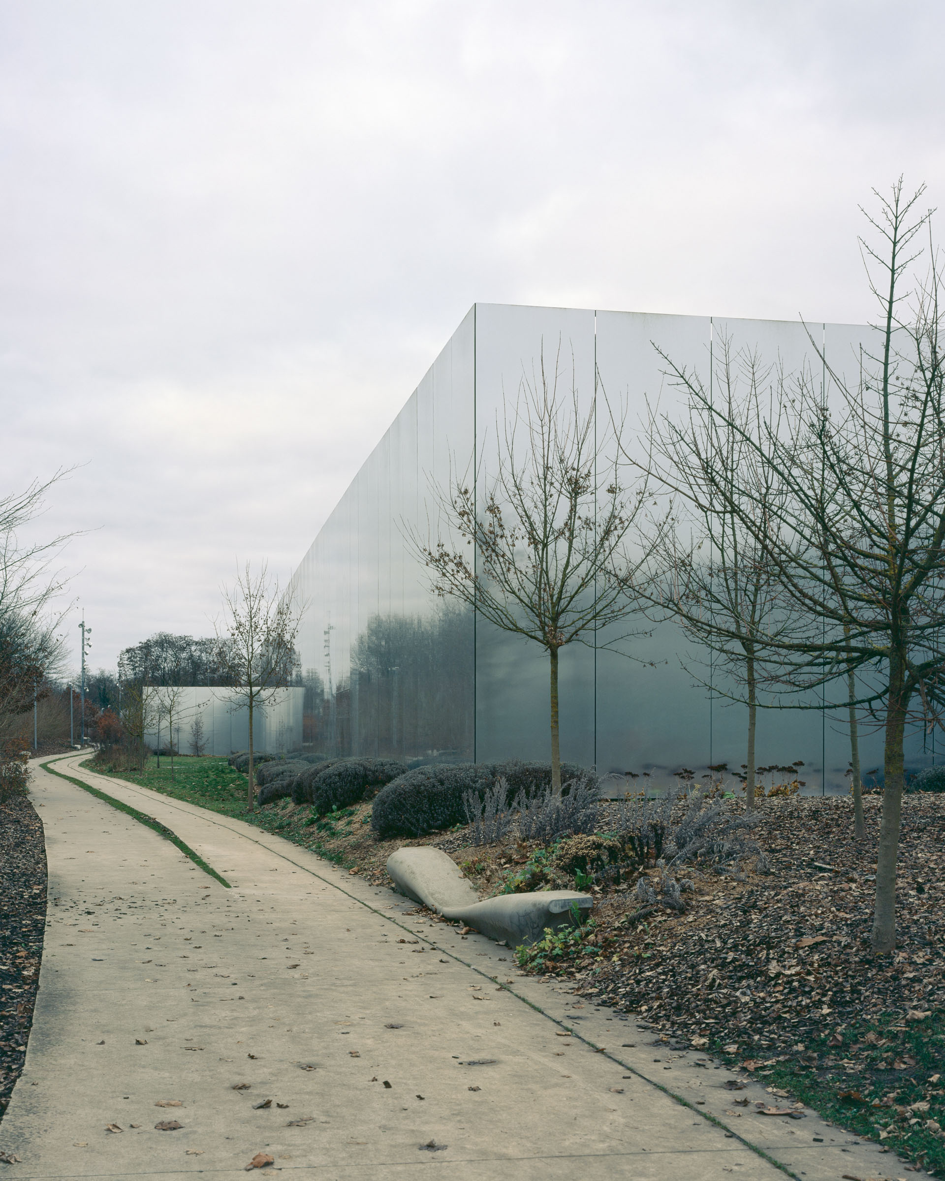 Analog architectural photography and documentation of the exterior of the Louvre‑Lens museum in Lens, France, designed by SANAA. Photographed by Piotr Hraptovich, architectural photographer based in Basel, Switzerland. Analoge Architekturfotografie und Dokumentation der Aussensicht des Louvre‑Lens Museums in Lens, Frankreich, entworfen von SANAA. Fotografiert von Piotr Hraptovich, Architekturfotograf mit Sitz in Basel, Schweiz.