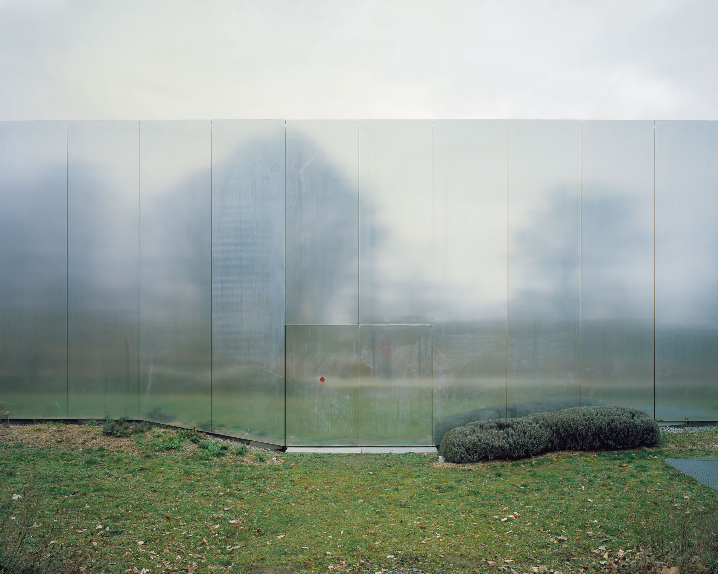 Analog architectural photography and documentation of the exterior of the Louvre‑Lens museum in Lens, France, designed by SANAA. Photographed by Piotr Hraptovich, architectural photographer based in Basel, Switzerland. Analoge Architekturfotografie und Dokumentation der Aussensicht des Louvre‑Lens Museums in Lens, Frankreich, entworfen von SANAA. Fotografiert von Piotr Hraptovich, Architekturfotograf mit Sitz in Basel, Schweiz.