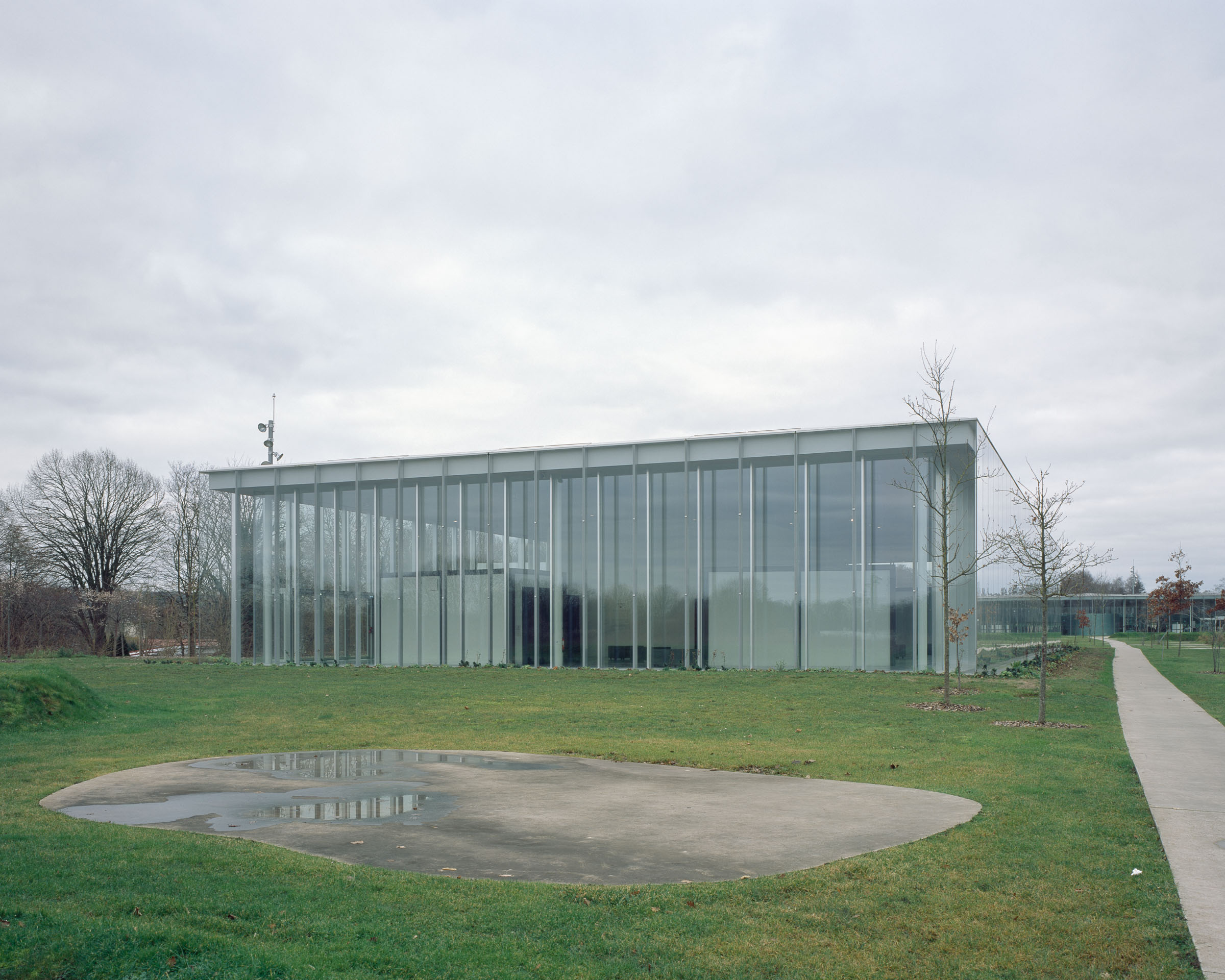 Analog architectural photography and documentation of the exterior of the Louvre‑Lens museum in Lens, France, designed by SANAA. Photographed by Piotr Hraptovich, architectural photographer based in Basel, Switzerland. Analoge Architekturfotografie und Dokumentation der Aussensicht des Louvre‑Lens Museums in Lens, Frankreich, entworfen von SANAA. Fotografiert von Piotr Hraptovich, Architekturfotograf mit Sitz in Basel, Schweiz.