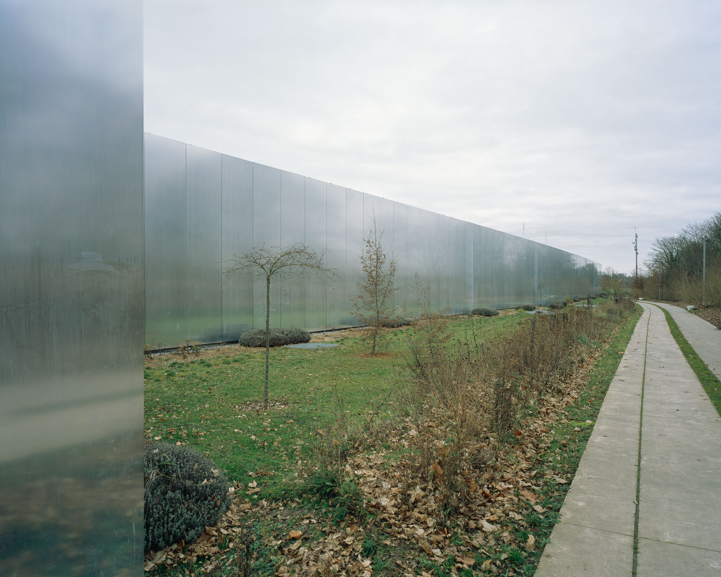 Analog architectural photography and documentation of the exterior of the Louvre‑Lens museum in Lens, France, designed by SANAA. Photographed by Piotr Hraptovich, architectural photographer based in Basel, Switzerland. Analoge Architekturfotografie und Dokumentation der Aussensicht des Louvre‑Lens Museums in Lens, Frankreich, entworfen von SANAA. Fotografiert von Piotr Hraptovich, Architekturfotograf mit Sitz in Basel, Schweiz.