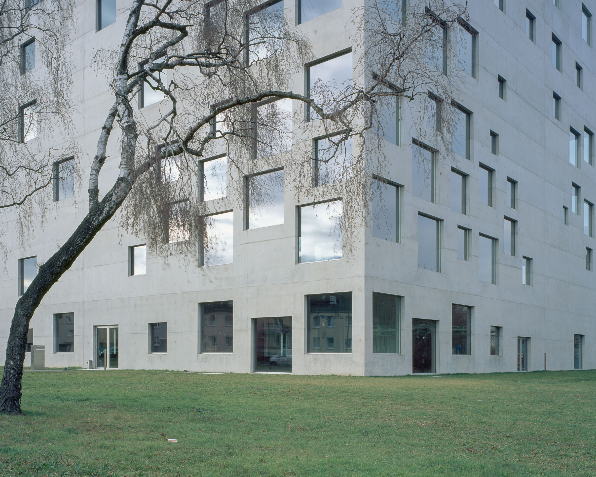 Analog architectural photography and documentation of the exterior of the Zollverein project in Essen, Germany, designed by SANAA. Photographed by Piotr Hraptovich, architectural photographer based in Basel, Switzerland. Analoge Architekturfotografie und Dokumentation der Aussensicht des Zollverein‑Projekts in Essen, Deutschland, entworfen von SANAA. Fotografiert von Piotr Hraptovich, Architekturfotograf mit Sitz in Basel, Schweiz. 