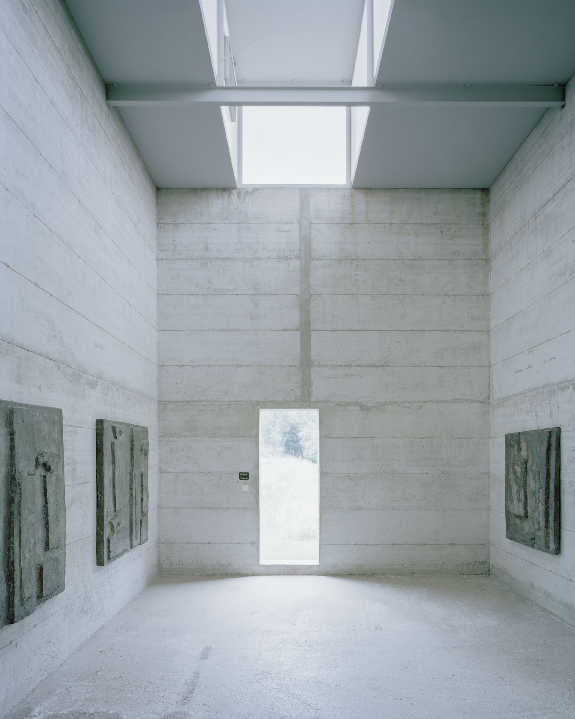 Analog architectural photography and documentation of the interior of La Congiunta museum in Giornico, Tessin, Switzerland, designed by Peter Märkli. Photographed by Piotr Hraptovich, architectural photographer based in Basel, Switzerland. Analoge Architekturfotografie und Dokumentation der Innenräume des Museums La Congiunta in Giornico, Tessin, Schweiz, entworfen von Peter Märkli. Fotografiert von Piotr Hraptovich, Architekturfotograf mit Sitz in Basel, Schweiz. 