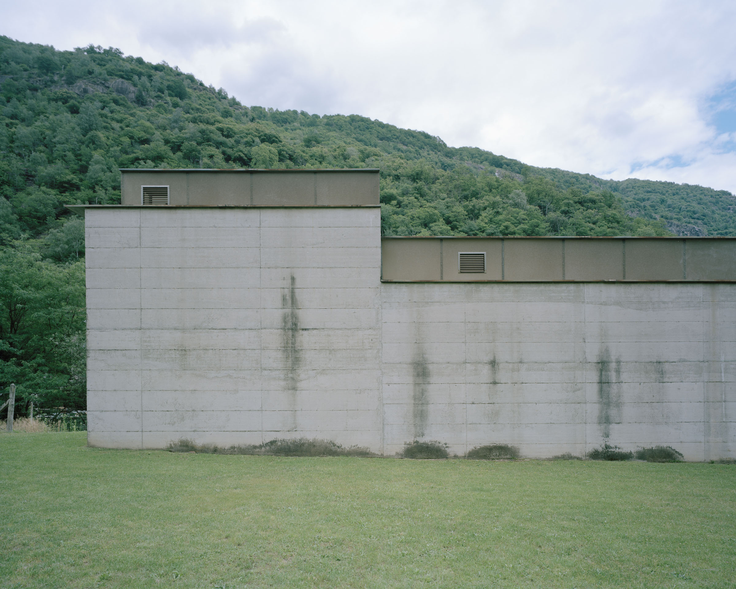 Analog architectural photography and documentation of the exterior of La Congiunta museum in Giornico, Tessin, Switzerland, designed by Peter Märkli. Photographed by Piotr Hraptovich, architectural photographer based in Basel, Switzerland. Analoge Architekturfotografie und Dokumentation der Aussensicht des Museums La Congiunta in Giornico, Tessin, Schweiz, entworfen von Peter Märkli. Fotografiert von Piotr Hraptovich, Architekturfotograf mit Sitz in Basel, Schweiz. 