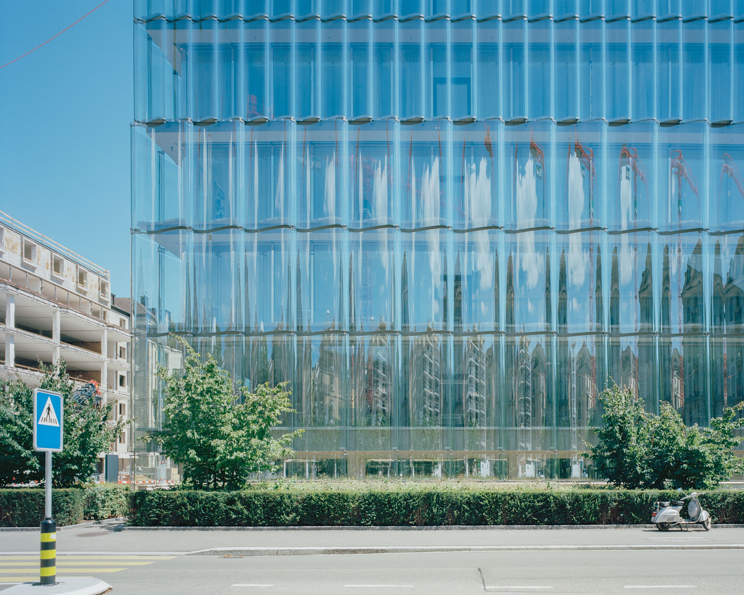 Analog architectural photography and documentation of the exterior of the Swiss Re Next office building on Mythenquai in Zürich, Switzerland, designed by Diener & Diener. Photographed by Piotr Hraptovich, architectural photographer based in Basel, Switzerland. Analoge Architekturfotografie und Dokumentation der Aussensicht des Swiss Re Next Bürogebäudes am Mythenquai in Zürich, Schweiz, entworfen von Diener & Diener. Fotografiert von Piotr Hraptovich, Architekturfotograf mit Sitz in Basel, Schweiz. 