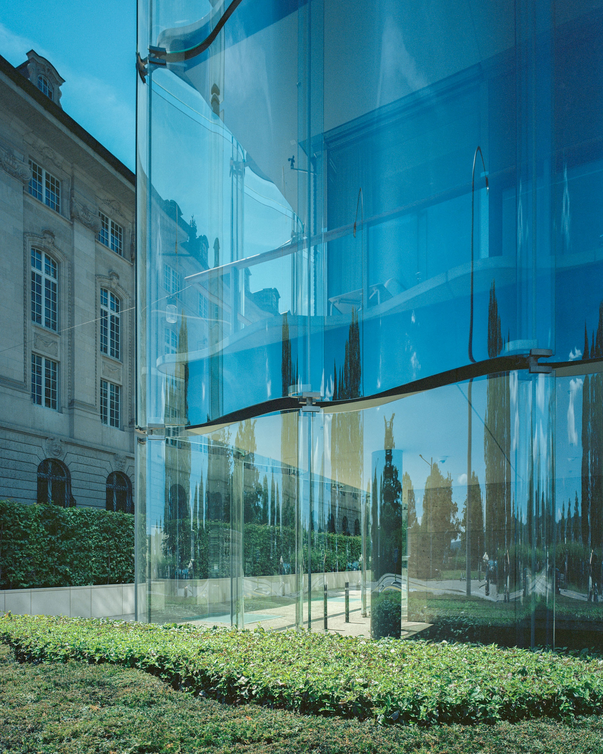 Analog architectural photography and documentation of the exterior of the Swiss Re Next office building on Mythenquai in Zürich, Switzerland, designed by Diener & Diener. Photographed by Piotr Hraptovich, architectural photographer based in Basel, Switzerland. Analoge Architekturfotografie und Dokumentation der Aussensicht des Swiss Re Next Bürogebäudes am Mythenquai in Zürich, Schweiz, entworfen von Diener & Diener. Fotografiert von Piotr Hraptovich, Architekturfotograf mit Sitz in Basel, Schweiz. 