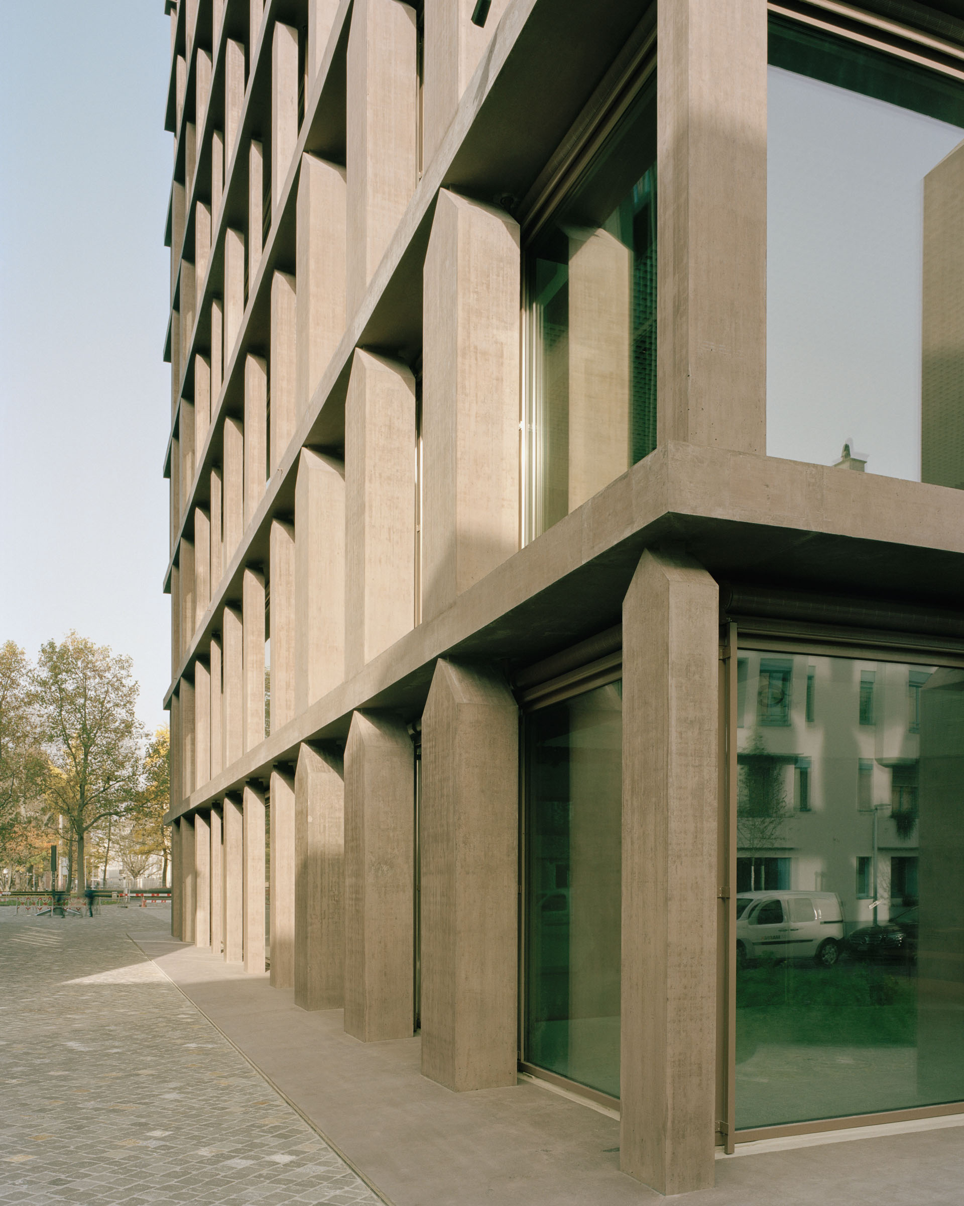 Analog architectural photography and documentation of the exterior of the Baloise Park Ost office building in Basel, Switzerland, designed by Valerio Olgiati. Photographed by Piotr Hraptovich, architectural photographer based in Basel, Switzerland. Analoge Architekturfotografie und Dokumentation der Aussensicht des Baloise Park Ost Bürogebäudes in Basel, Schweiz, entworfen von Valerio Olgiati. Fotografiert von Piotr Hraptovich, Architekturfotograf mit Sitz in Basel, Schweiz. 