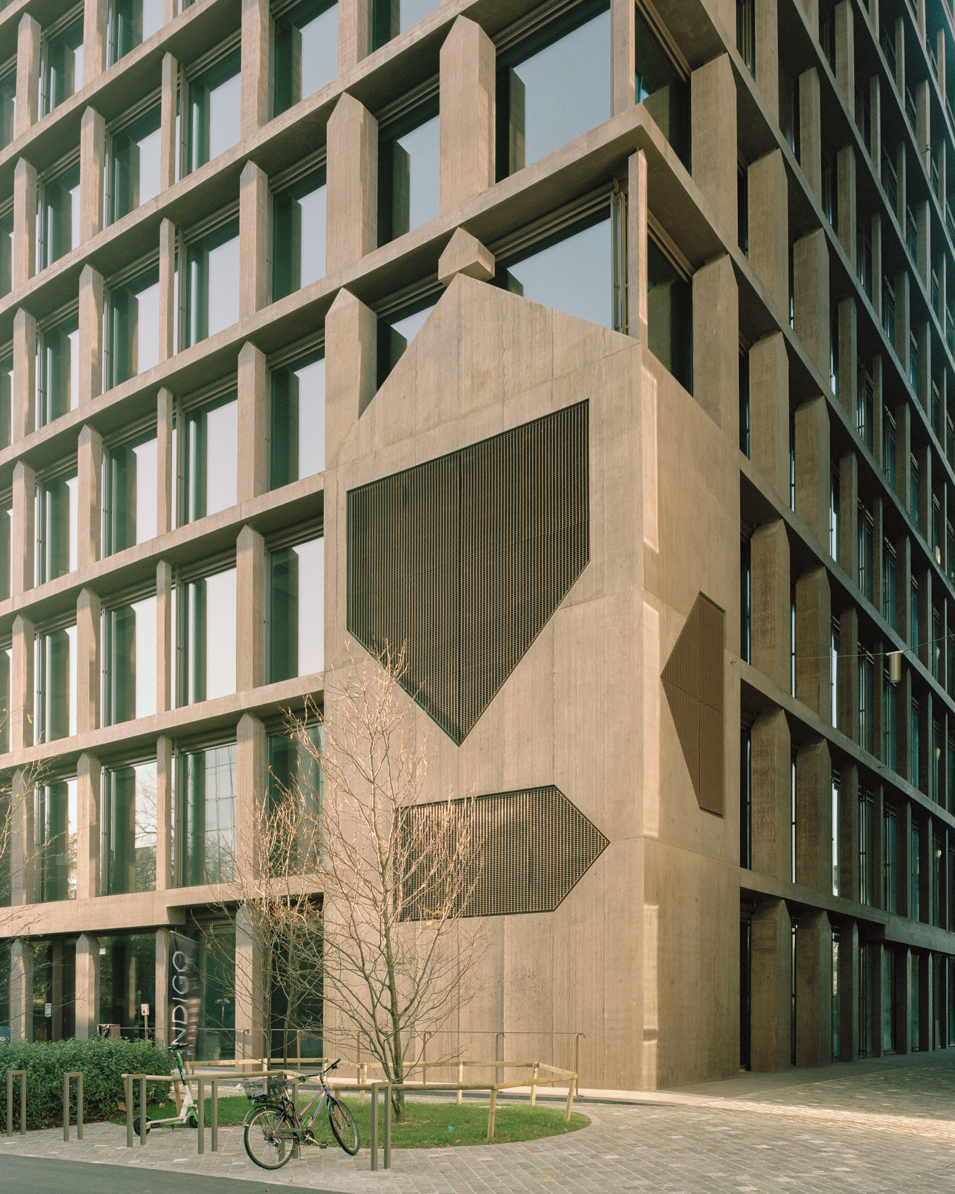 Analog architectural photography and documentation of the exterior of the Baloise Park Ost office building in Basel, Switzerland, designed by Valerio Olgiati. Photographed by Piotr Hraptovich, architectural photographer based in Basel, Switzerland. Analoge Architekturfotografie und Dokumentation der Aussensicht des Baloise Park Ost Bürogebäudes in Basel, Schweiz, entworfen von Valerio Olgiati. Fotografiert von Piotr Hraptovich, Architekturfotograf mit Sitz in Basel, Schweiz. 