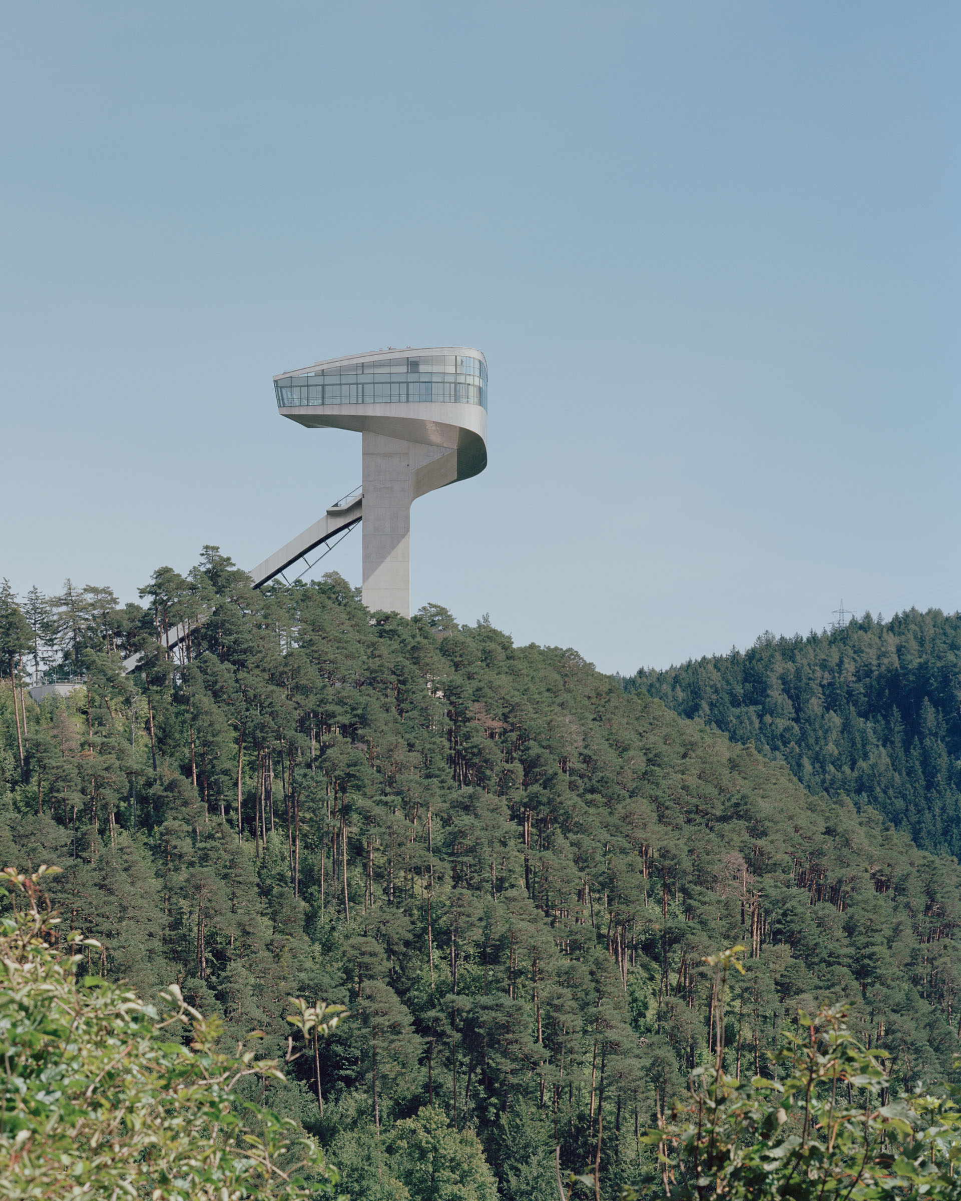 Analog architectural photography and documentation of the exterior of the Bergisel Ski Jump in Innsbruck, Austria, designed by Zaha Hadid Architects. Photographed by Piotr Hraptovich, architectural photographer based in Basel, Switzerland. Analoge Architekturfotografie und Dokumentation der Aussensicht der Bergisel-Skisprungschanze in Innsbruck, Österreich, entworfen von Zaha Hadid Architects. Fotografiert von Piotr Hraptovich, Architekturfotograf mit Sitz in Basel, Schweiz. 